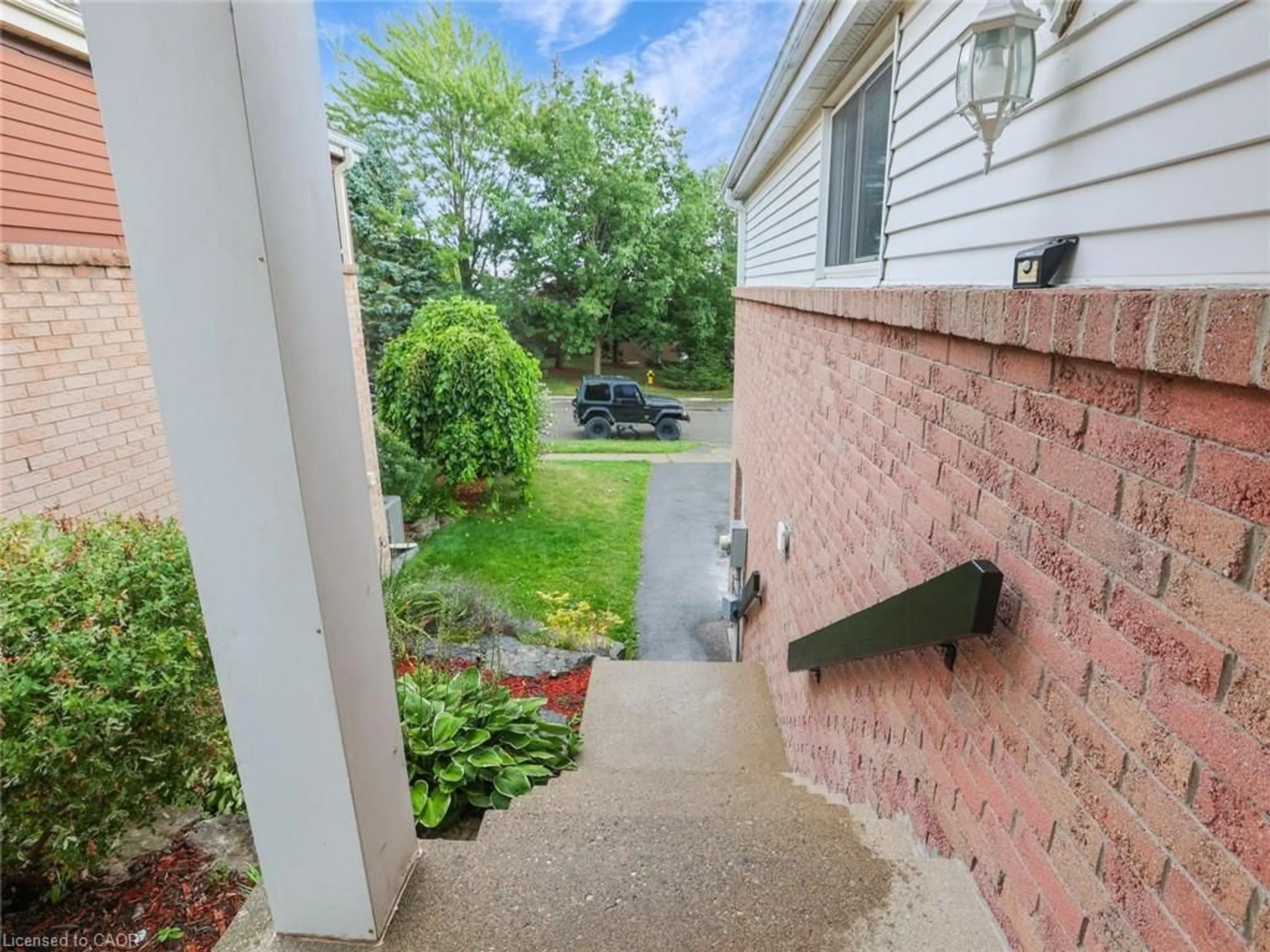 Patio, street for 128 Macatee Pl, Cambridge Ontario N1R 6Z8
