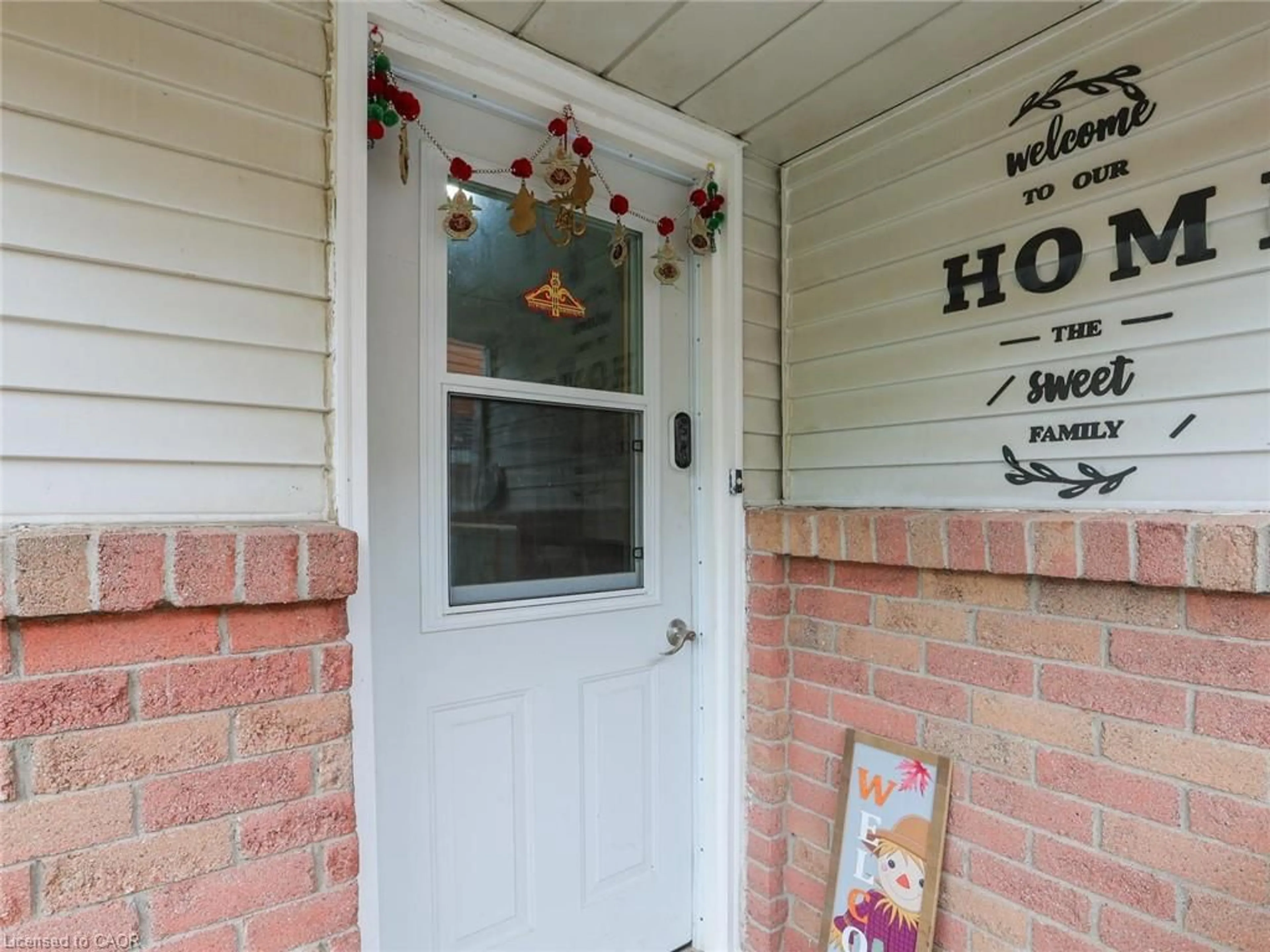 Indoor entryway for 128 Macatee Pl, Cambridge Ontario N1R 6Z8