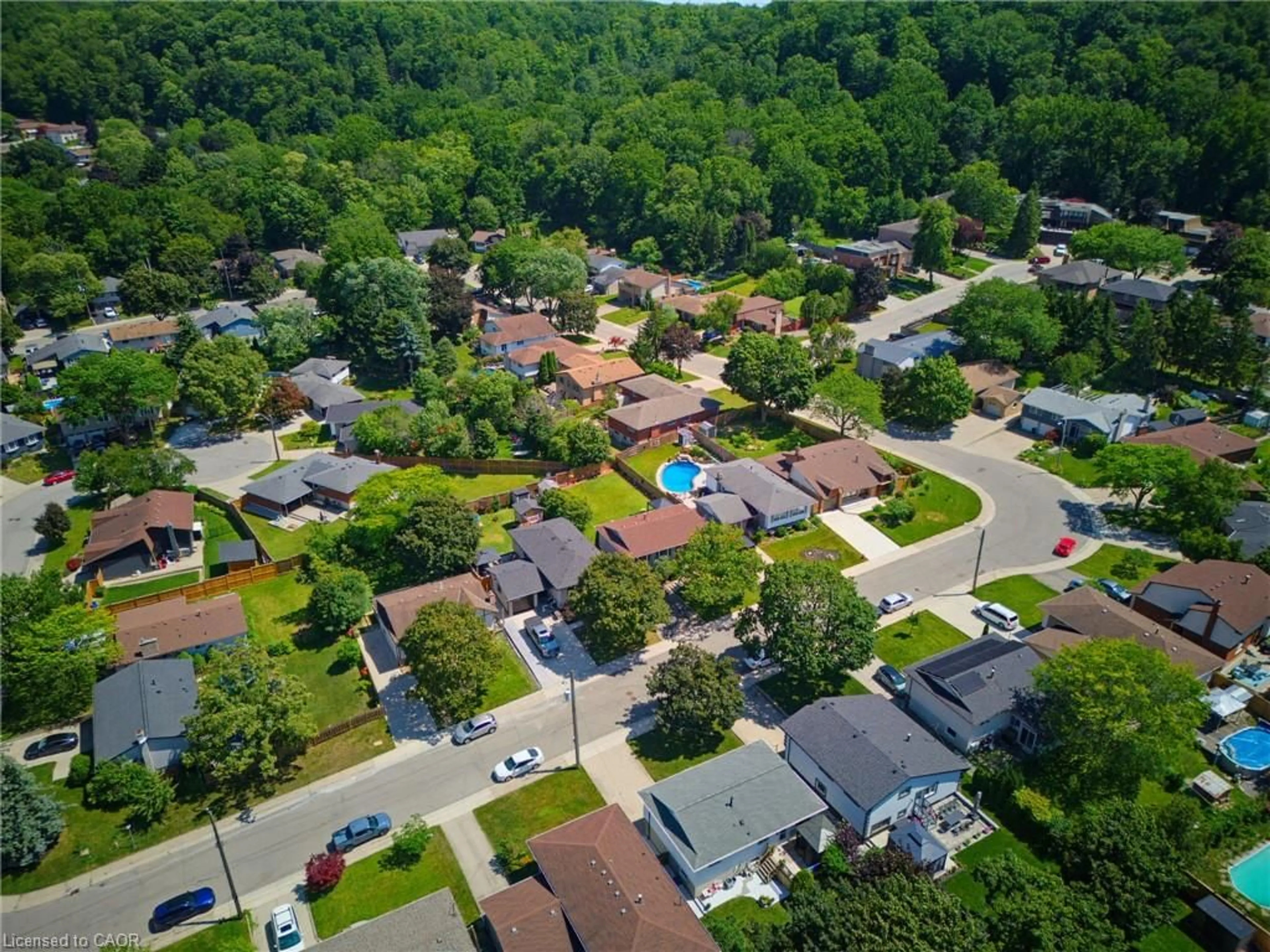 A pic from outside/outdoor area/front of a property/back of a property/a pic from drone, street for 164 Hanover Pl, Hamilton Ontario L8K 5X6