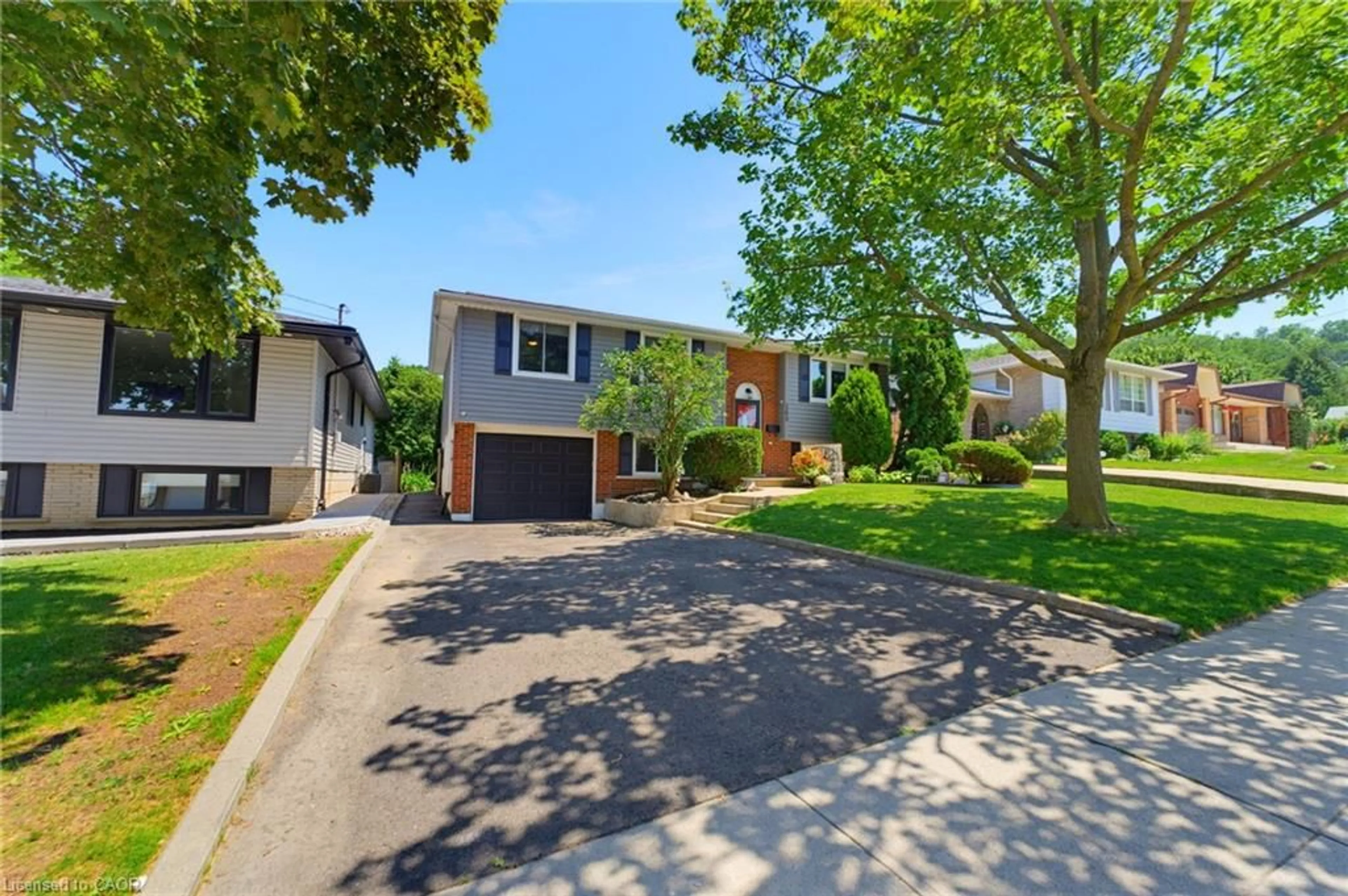 A pic from outside/outdoor area/front of a property/back of a property/a pic from drone, street for 164 Hanover Pl, Hamilton Ontario L8K 5X6