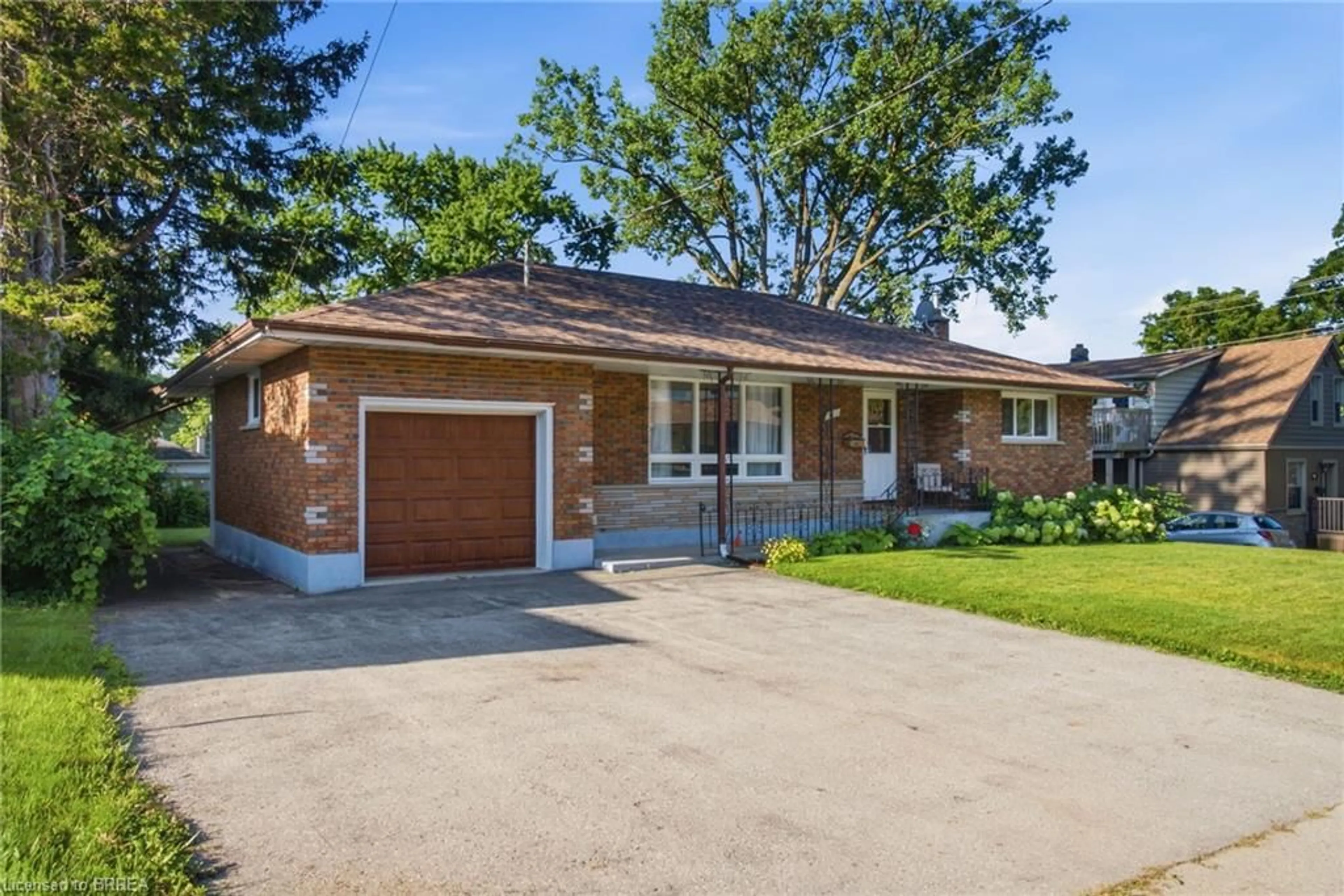 Home with brick exterior material, street for 401 Nelson St, Brantford Ontario N3S 4E9