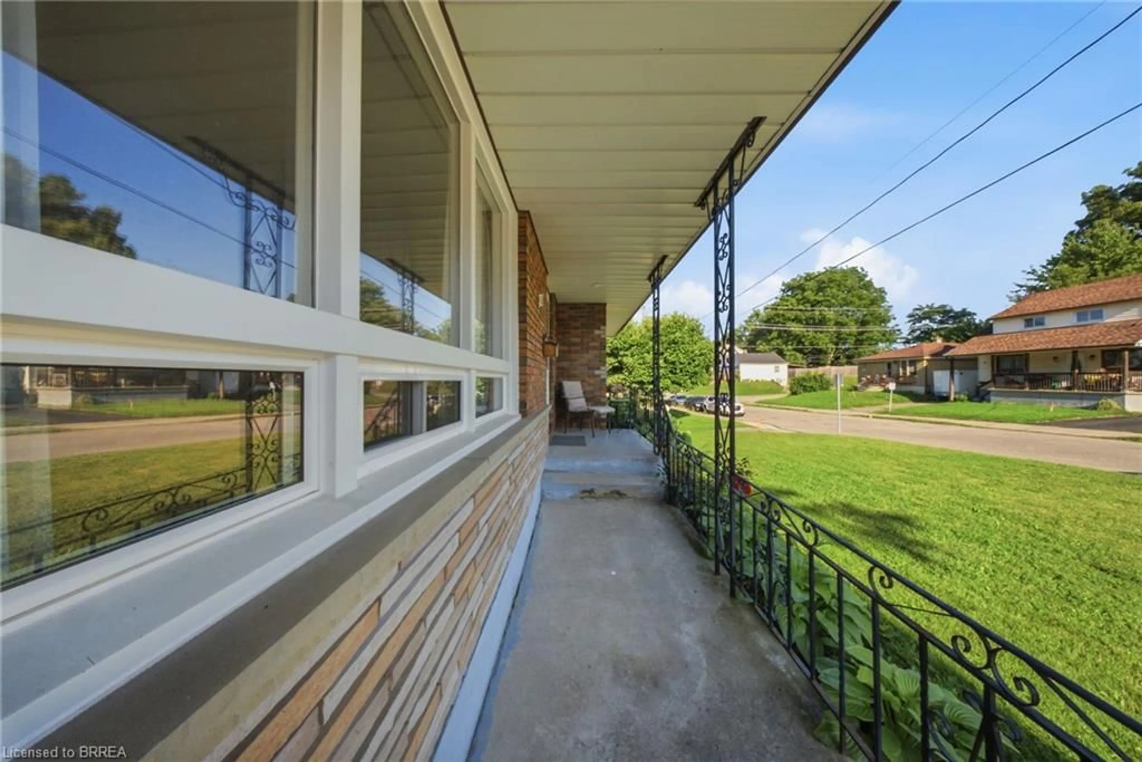 Patio, street for 401 Nelson St, Brantford Ontario N3S 4E9
