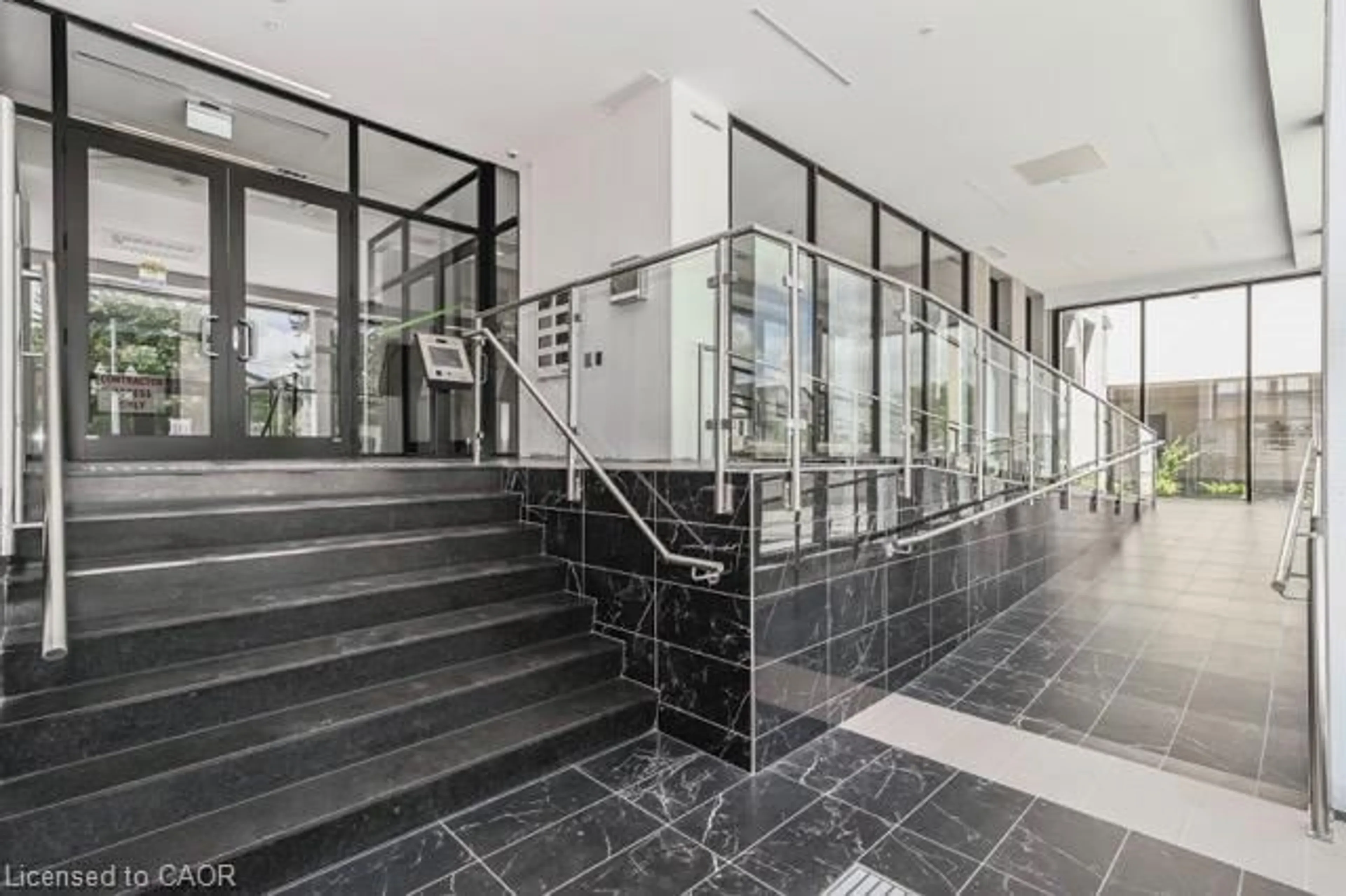 Indoor foyer for 181 King St #1607, Waterloo Ontario N2J 0E7