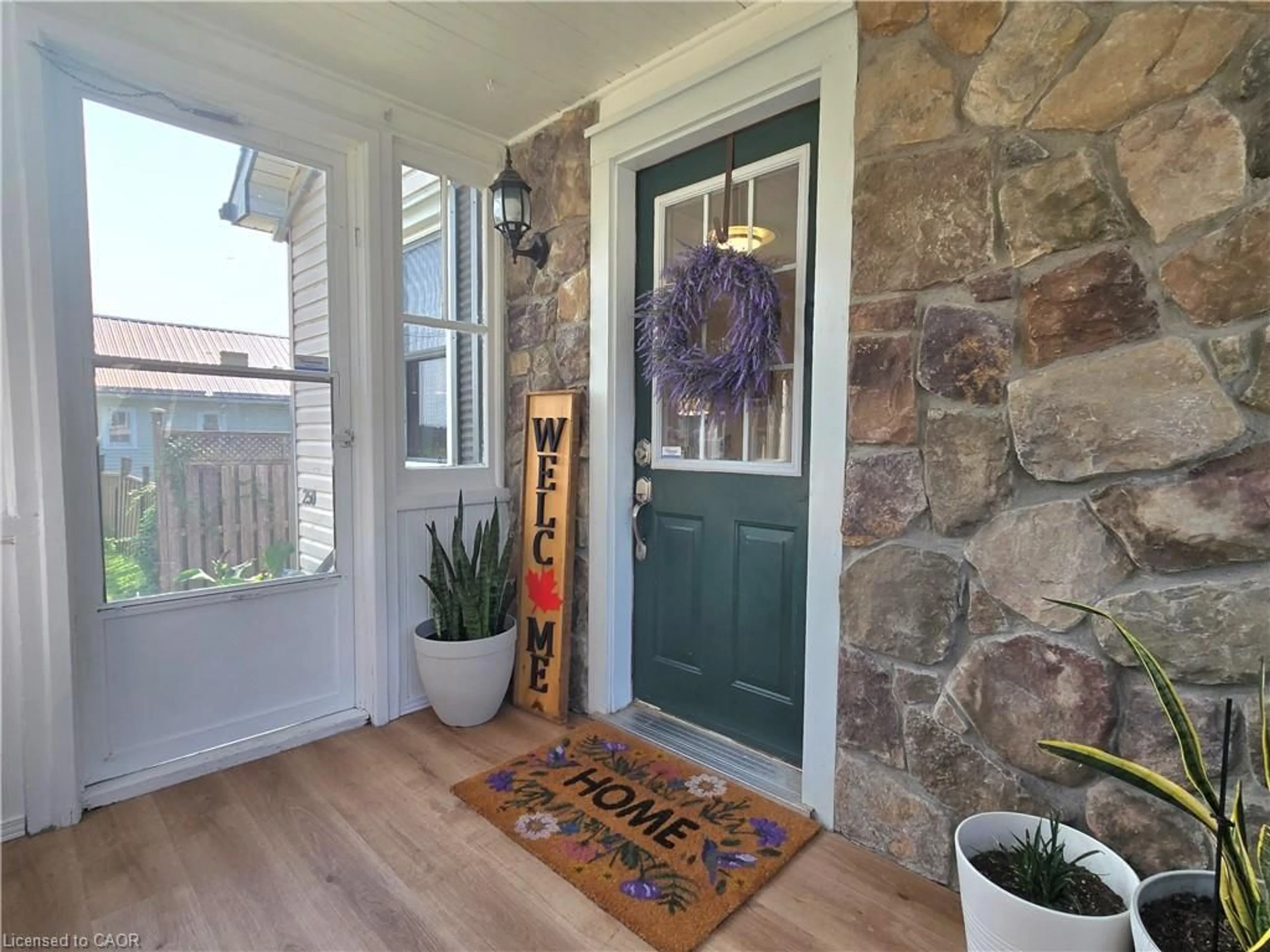 Indoor entryway for 250 Grove St, Simcoe Ontario N3Y 1K9