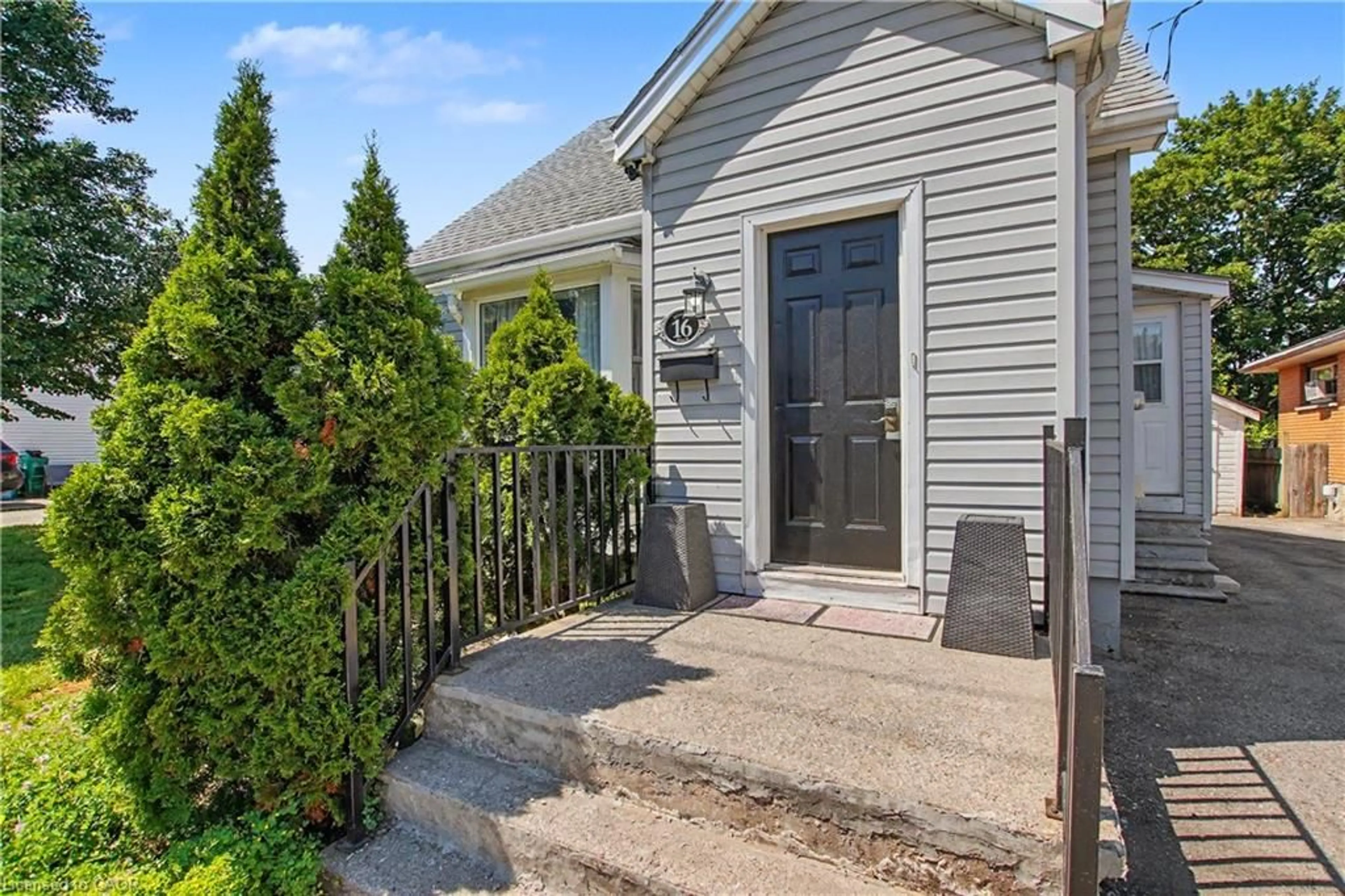 Indoor entryway for 16 Mercer Rd, Cambridge Ontario N1R 5A5