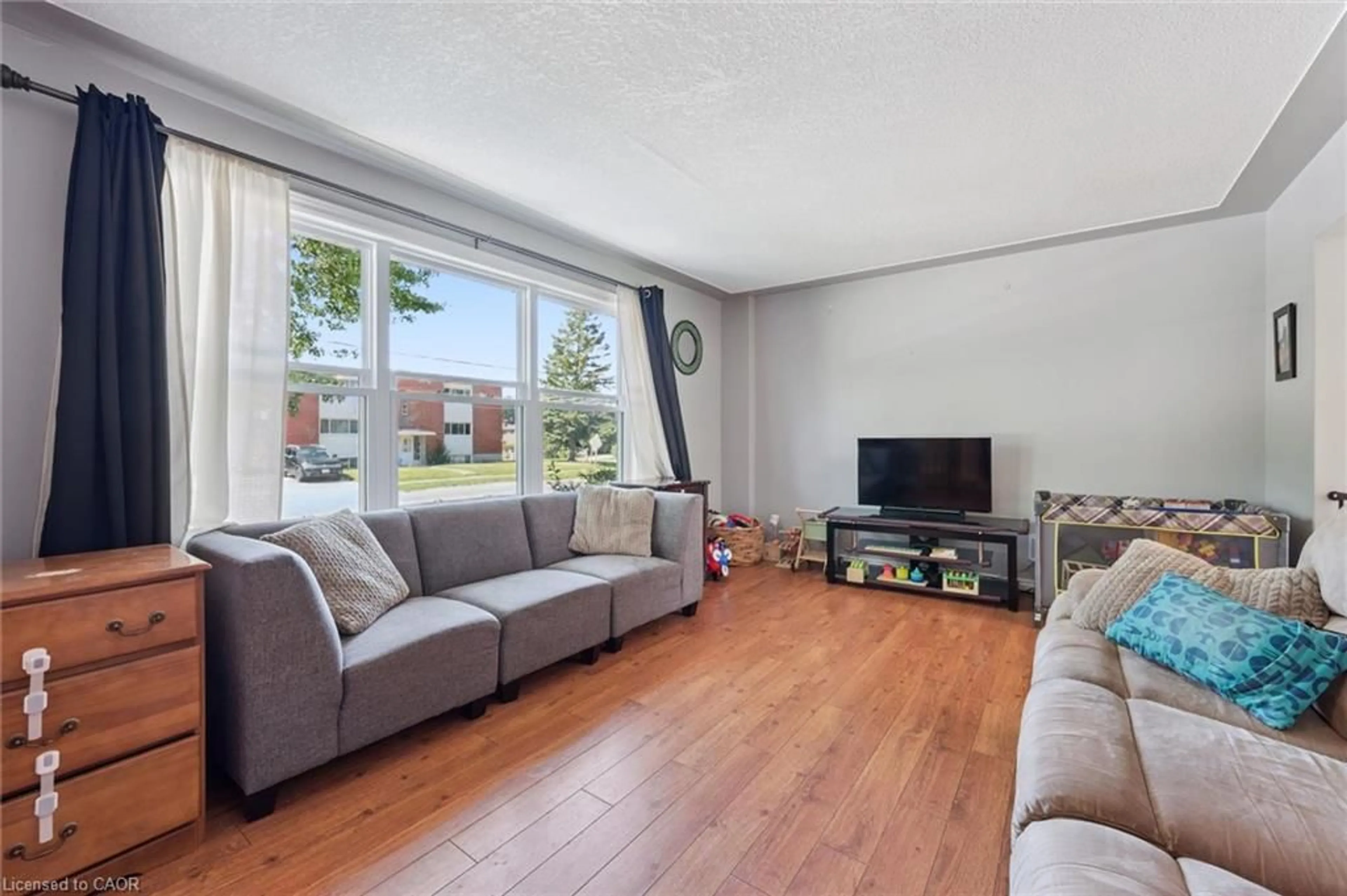 Living room with furniture, unknown for 153 Fourth Ave, Kitchener Ontario N2C 1P3