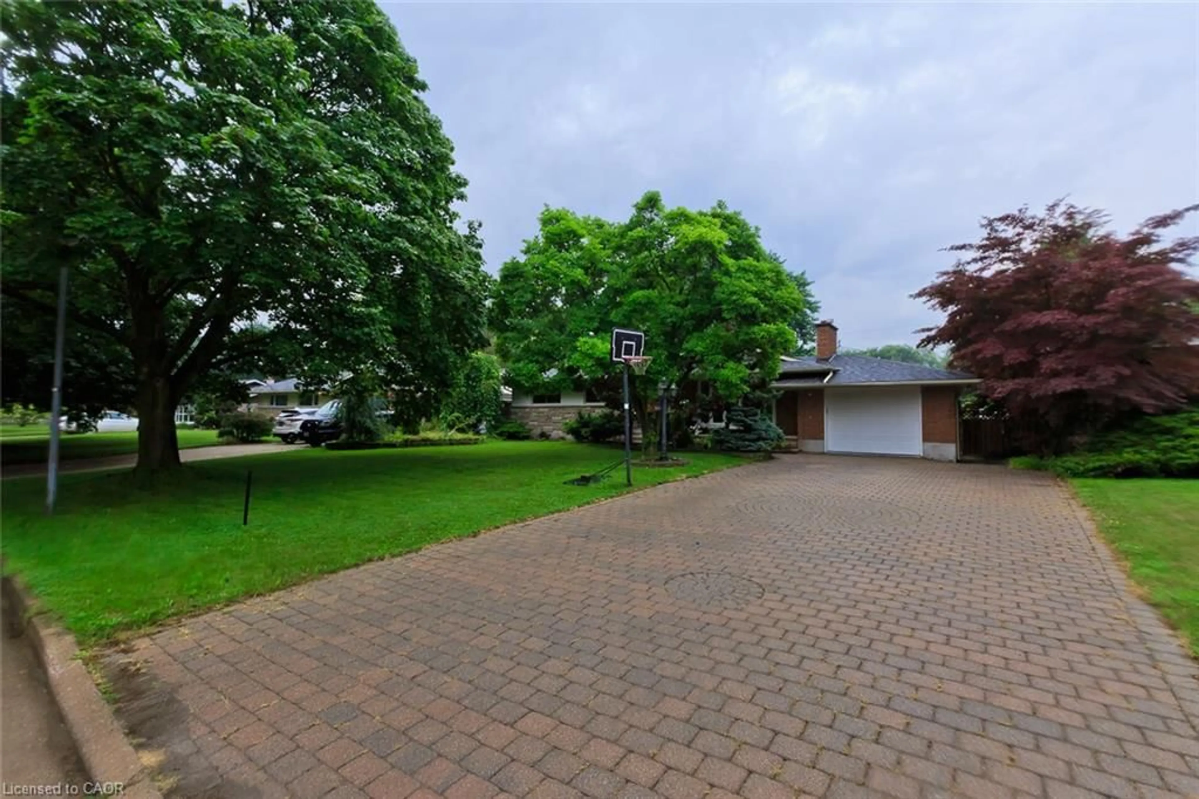 A pic from outside/outdoor area/front of a property/back of a property/a pic from drone, street for 55 Richelieu Dr, St. Catharines Ontario L2M 2C3