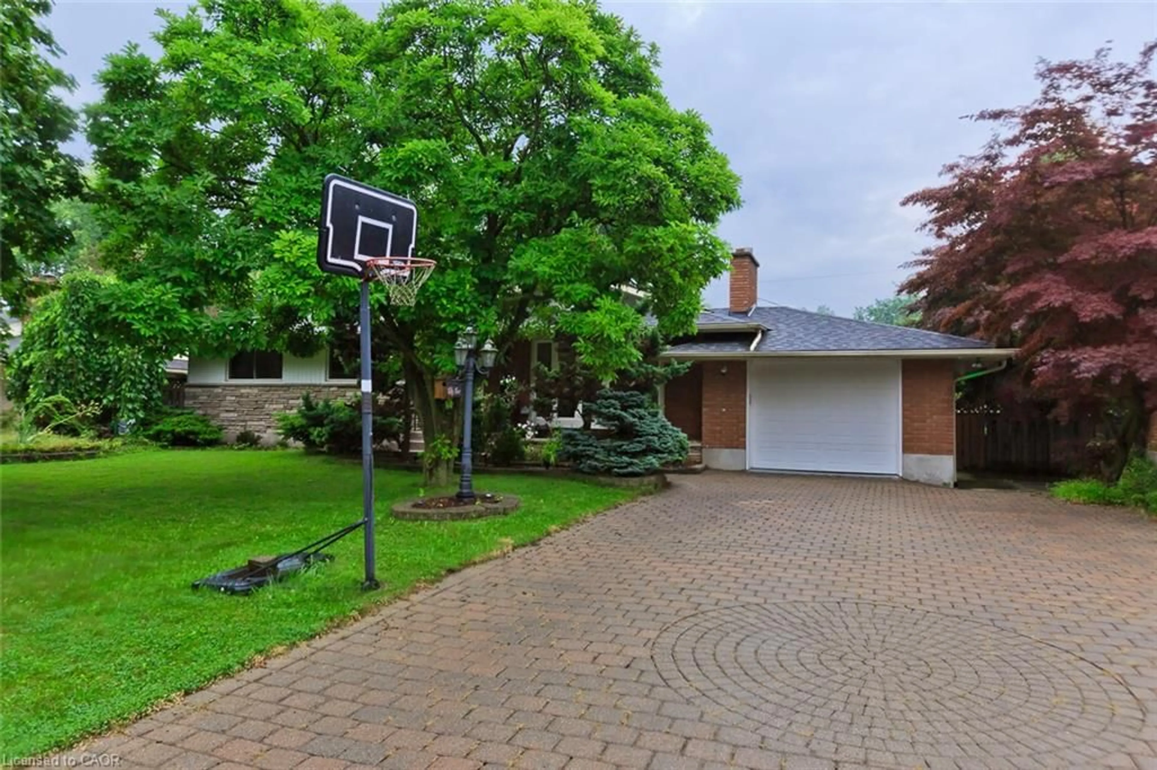 A pic from outside/outdoor area/front of a property/back of a property/a pic from drone, street for 55 Richelieu Dr, St. Catharines Ontario L2M 2C3