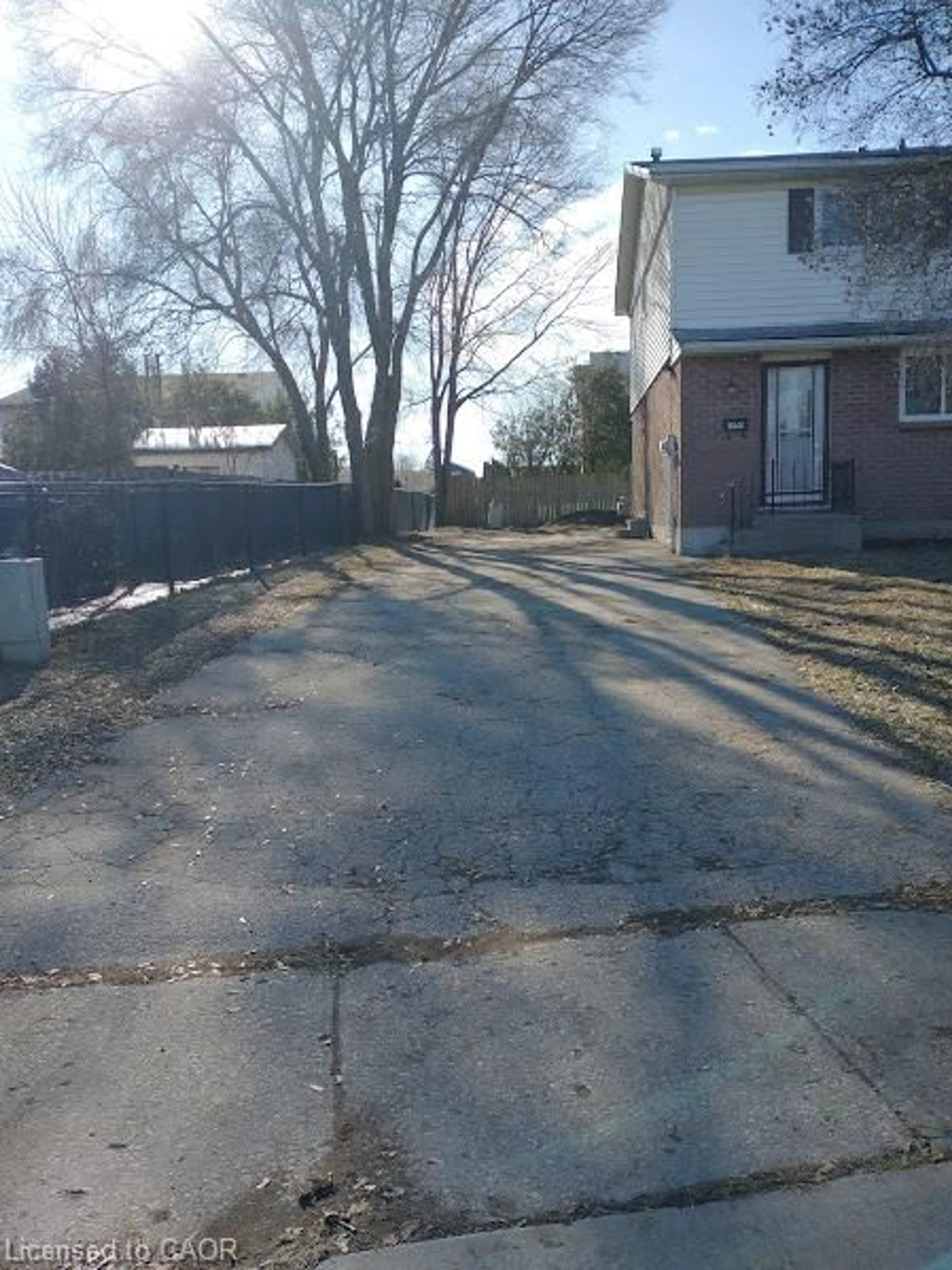 A pic from outside/outdoor area/front of a property/back of a property/a pic from drone, street for 144 Sekura Cres, Cambridge Ontario N1R 7G1