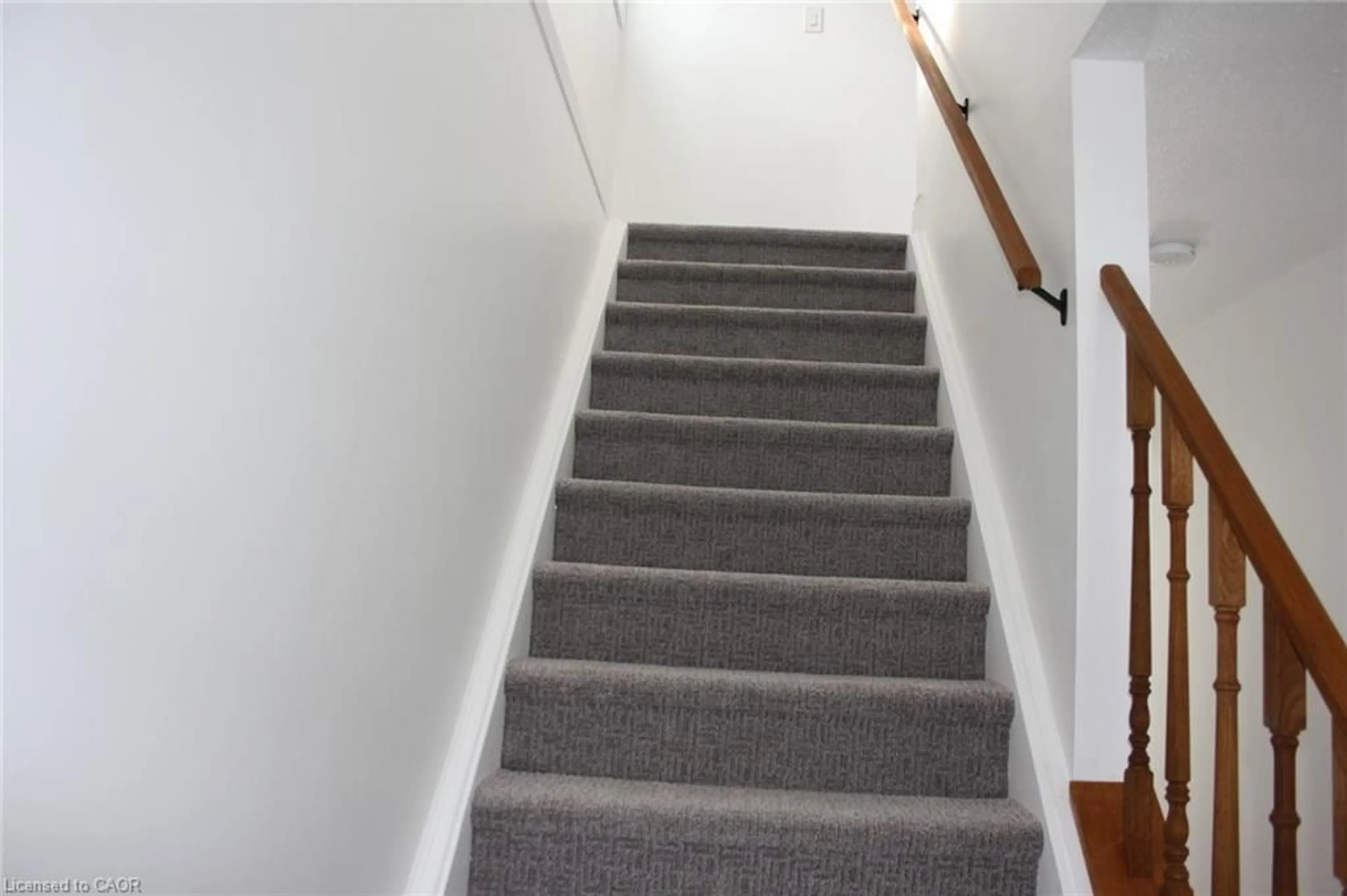 Stairs for 144 Sekura Cres, Cambridge Ontario N1R 7G1