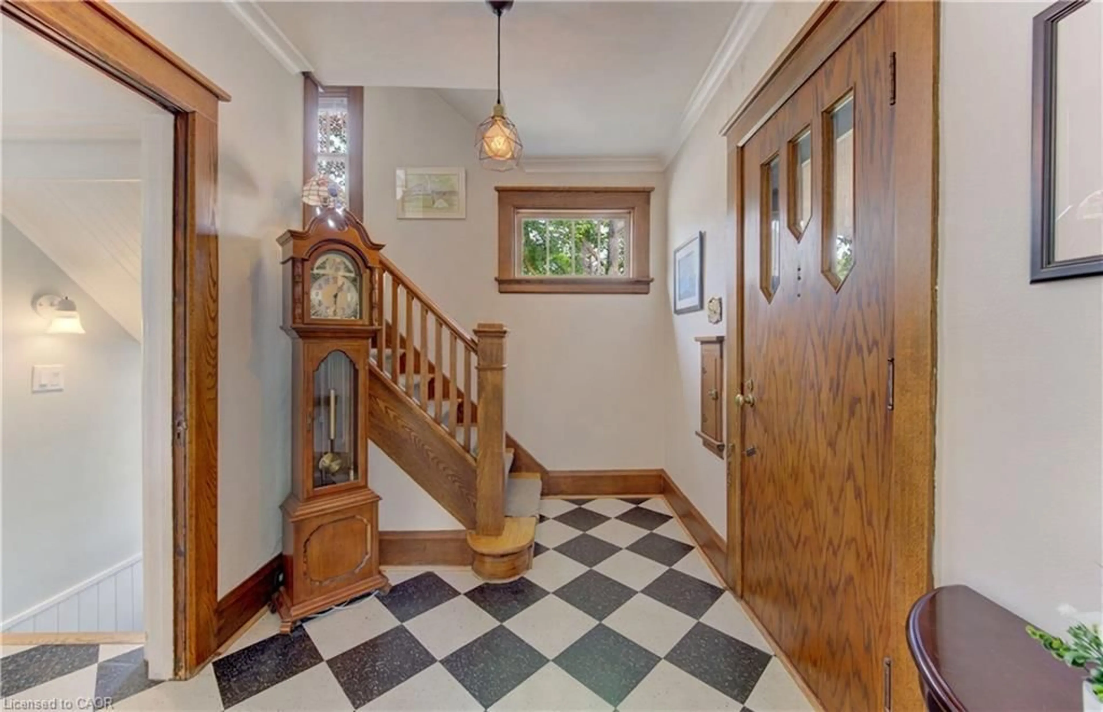 Indoor foyer for 150 Union Blvd, Kitchener Ontario N2M 2S4