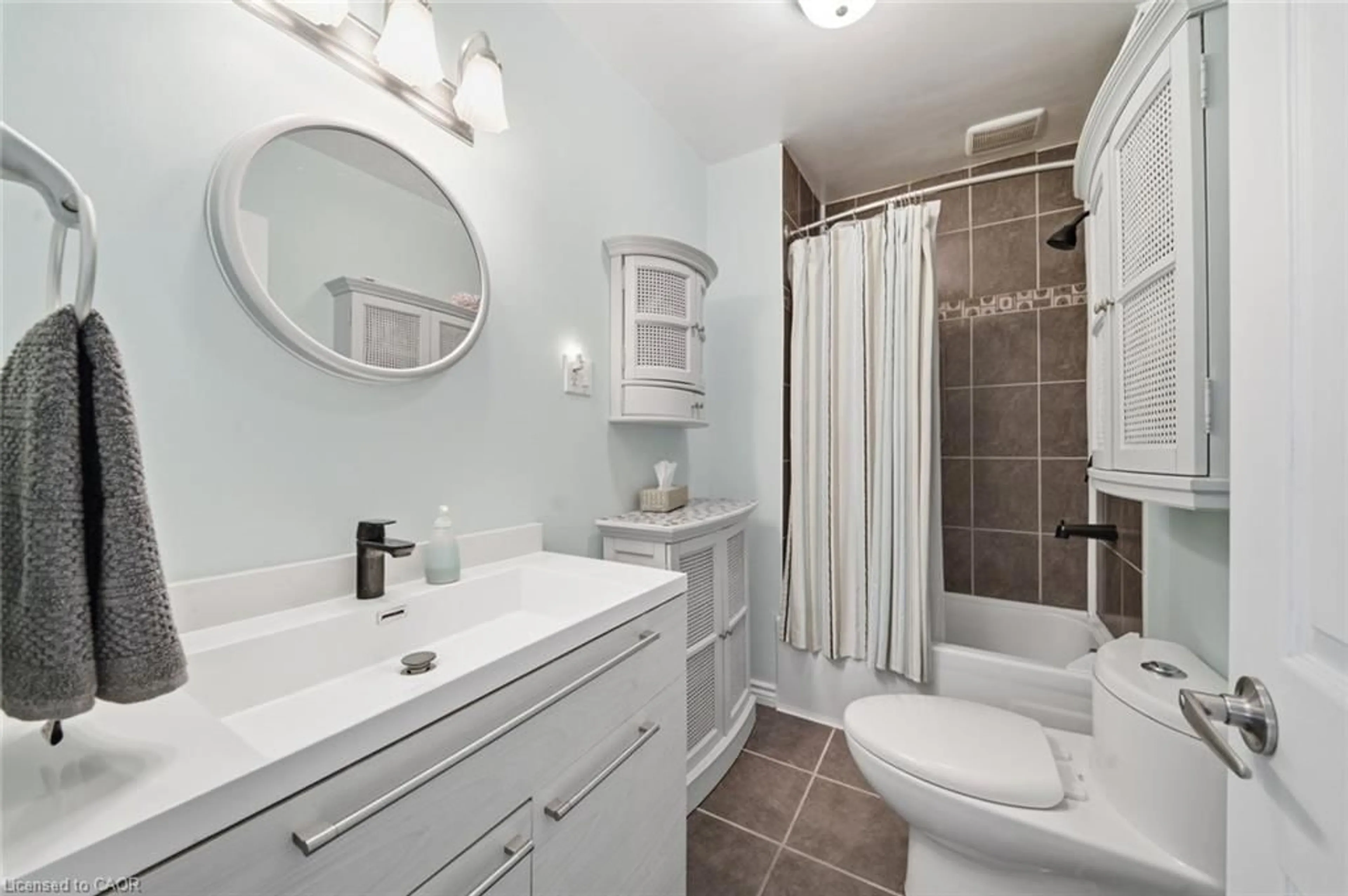 Standard bathroom, ceramic/tile floor for 38 Tenth Ave, Brantford Ontario N3S 1E9