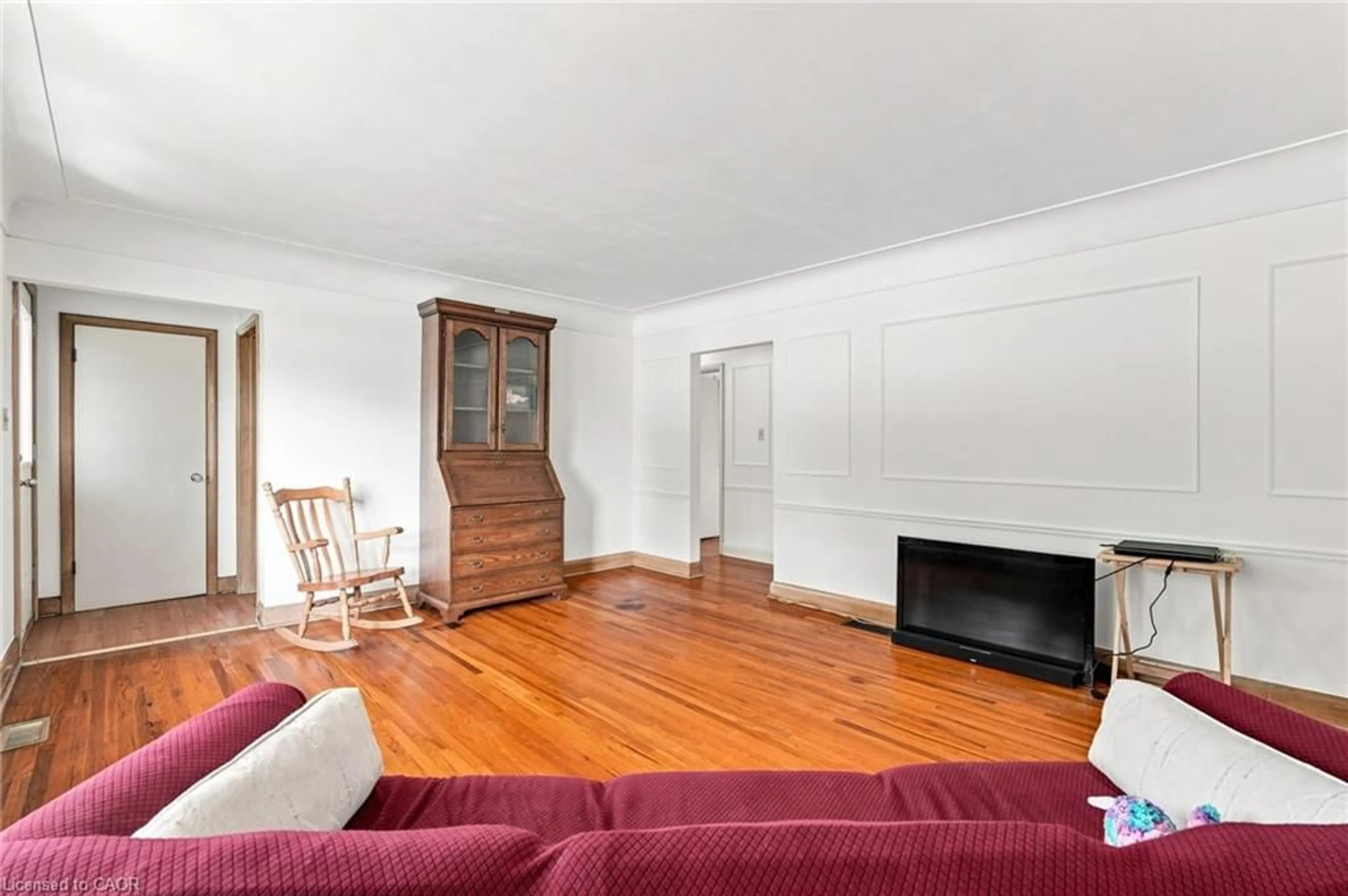 Living room with furniture, unknown for 241 East 44th St, Hamilton Ontario L8T 3H7
