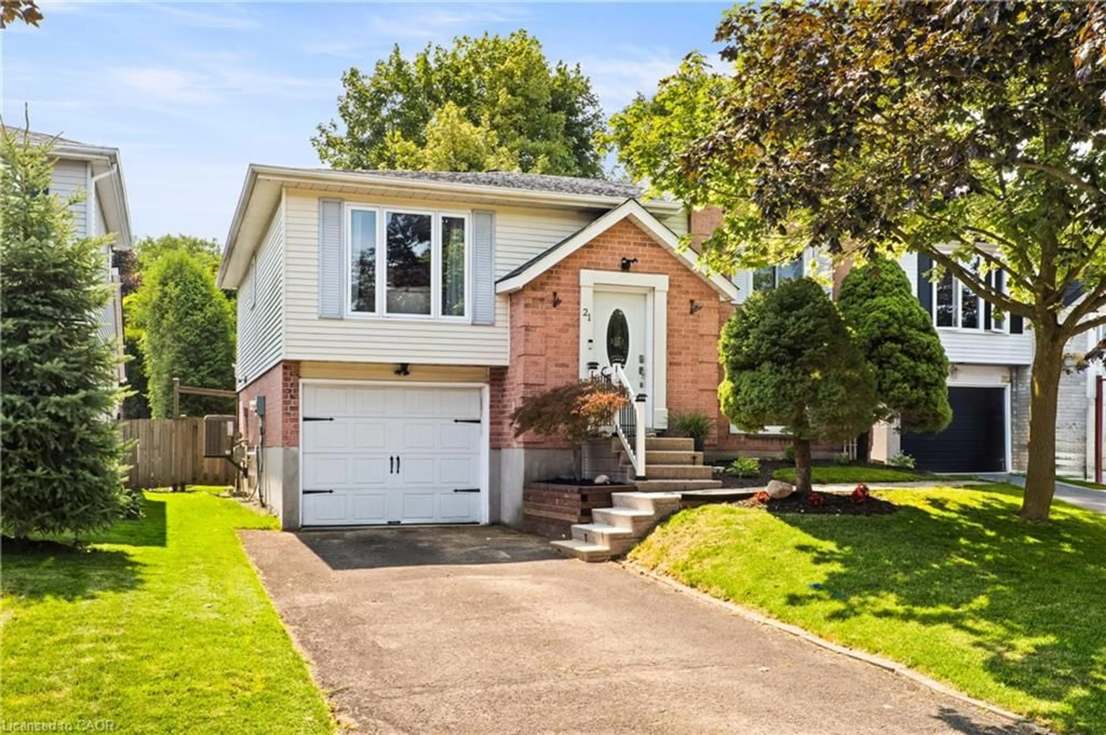 Home with vinyl exterior material, street for 21 Golden Meadow Cres, Kitchener Ontario N2N 2L7