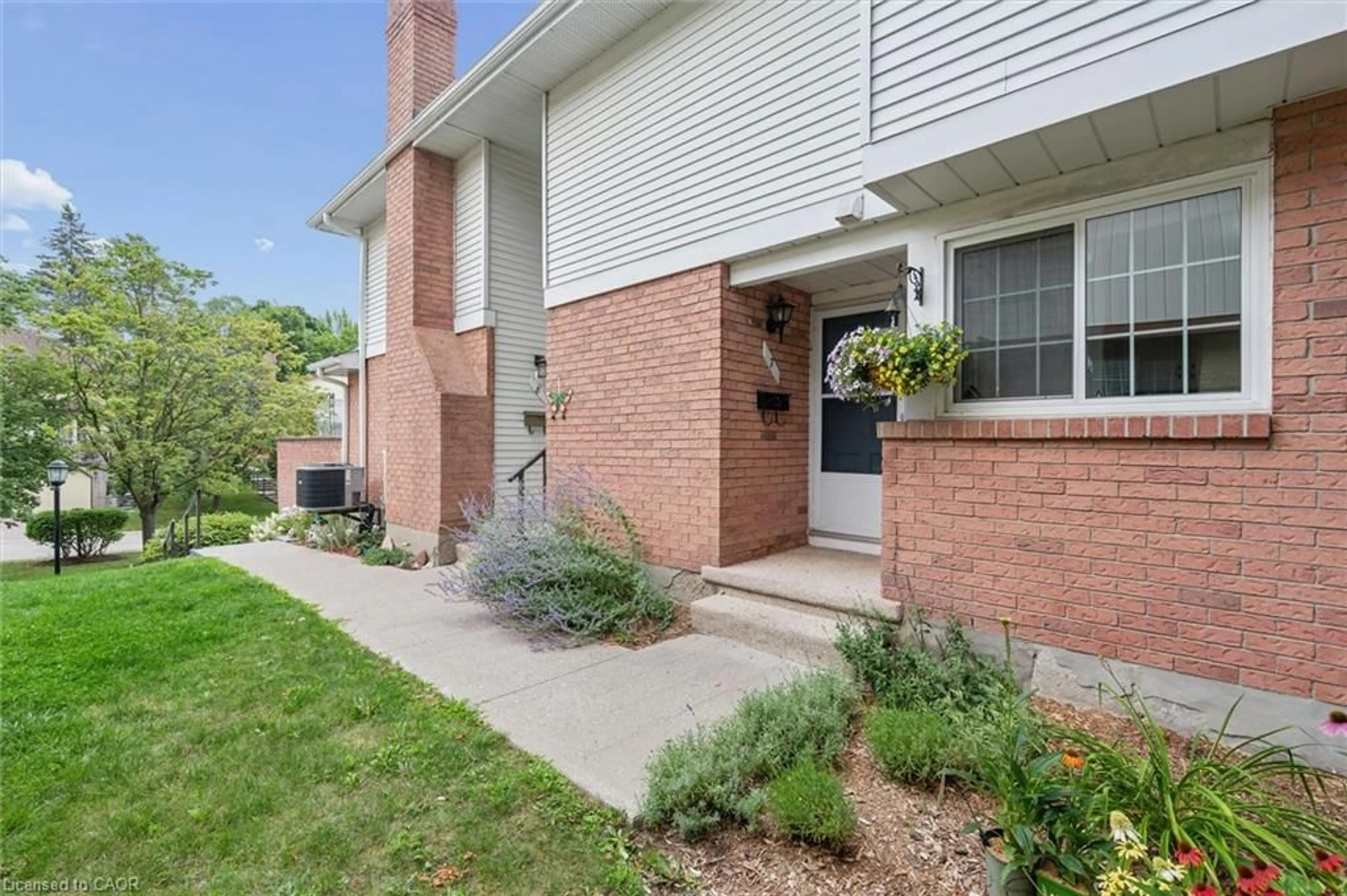 Home with brick exterior material, street for 220 Kingswood Dr #7, Kitchener Ontario N2E 2K2