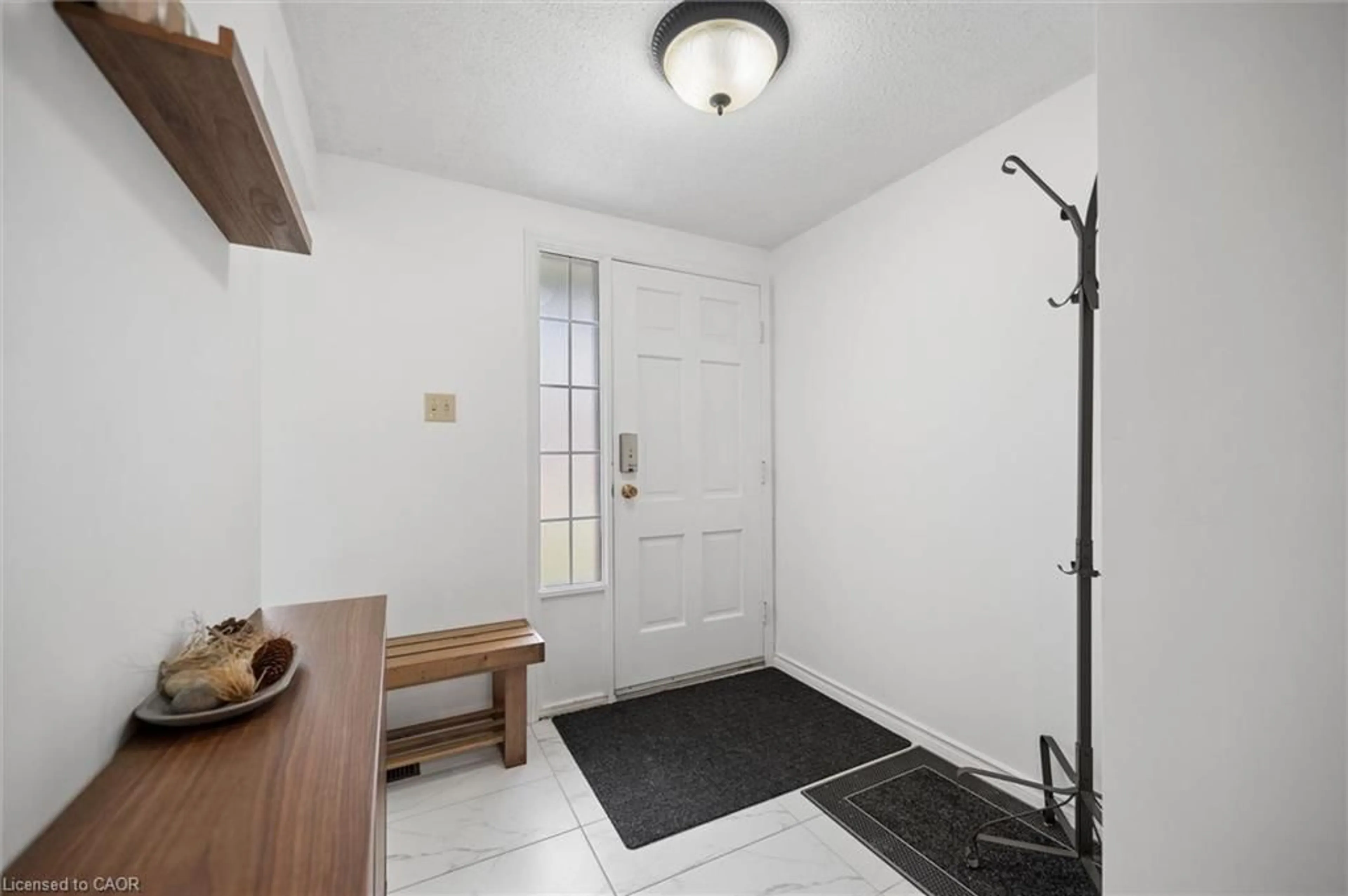Indoor entryway for 220 Kingswood Dr #7, Kitchener Ontario N2E 2K2