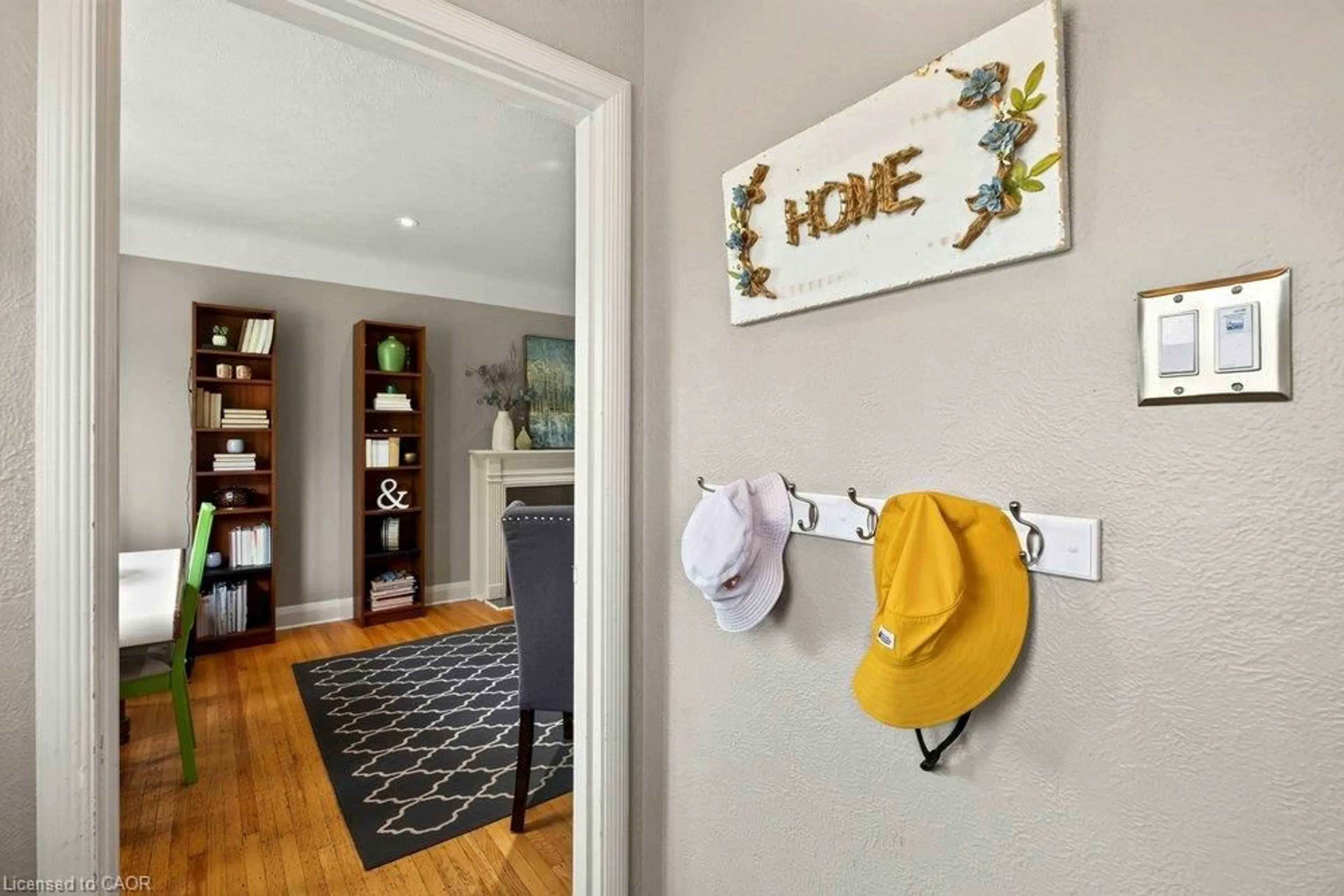 Indoor entryway for 23 Kipling Rd, Hamilton Ontario L8S 3X2