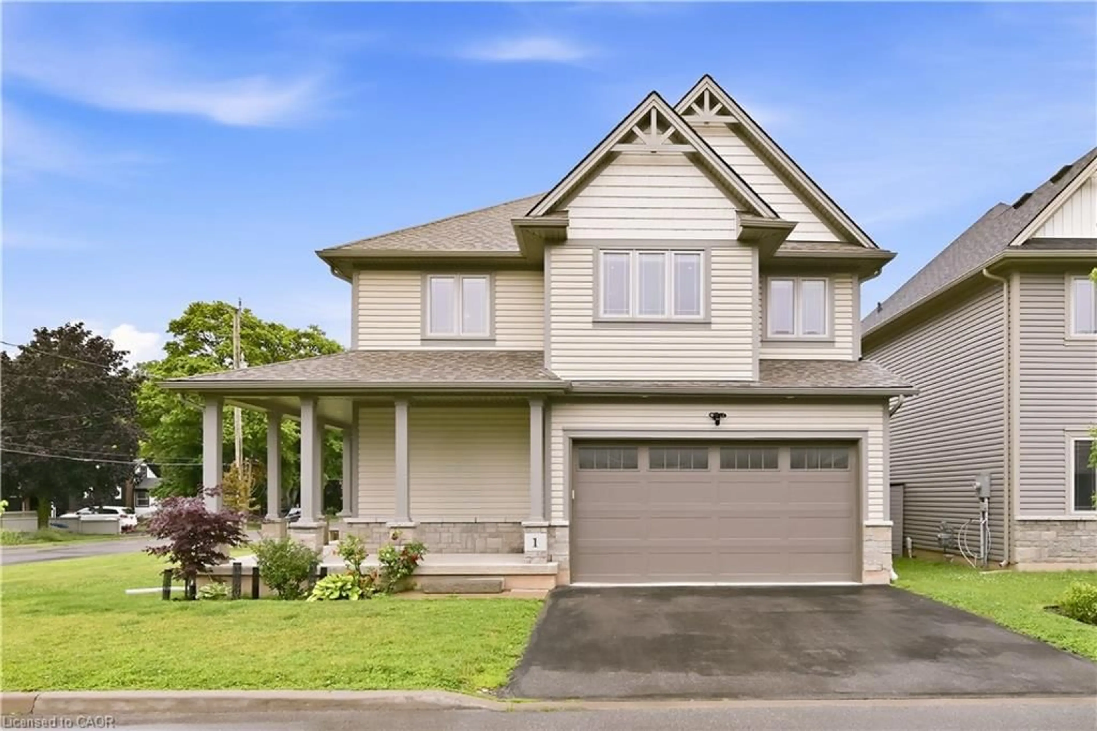 Home with vinyl exterior material, street for 1 Lindsay Way, Grimsby Ontario L3M 0H6