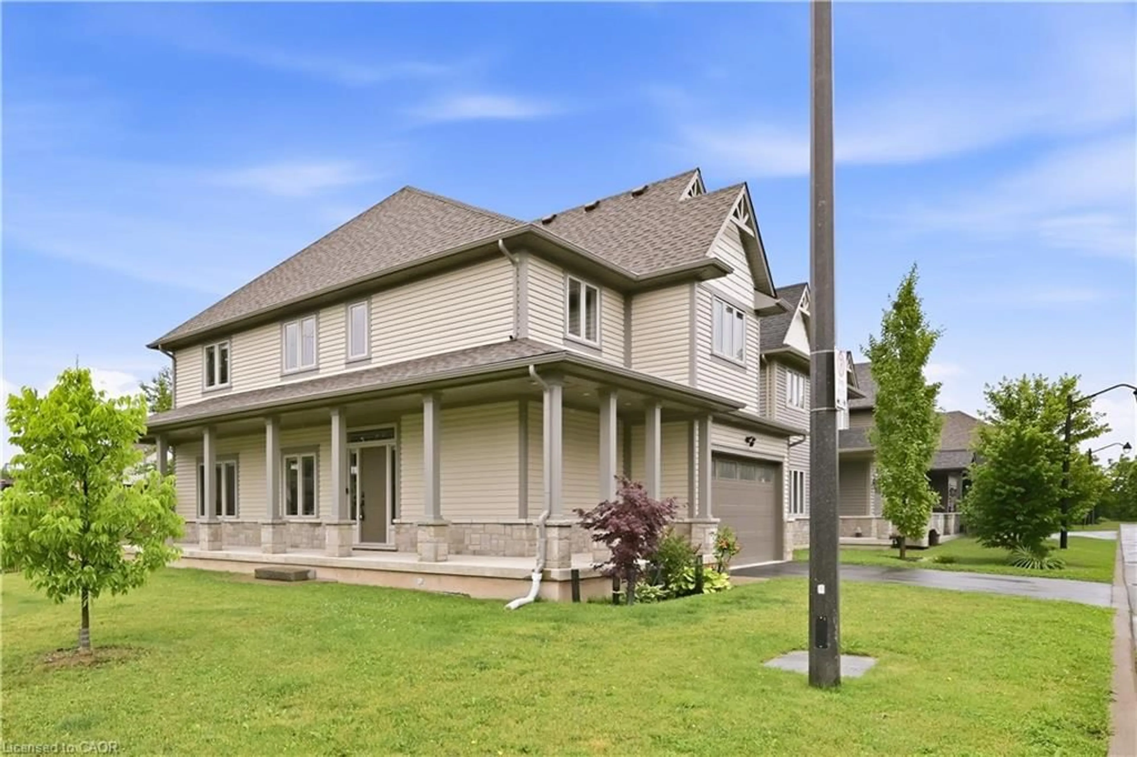 Home with vinyl exterior material, street for 1 Lindsay Way, Grimsby Ontario L3M 0H6