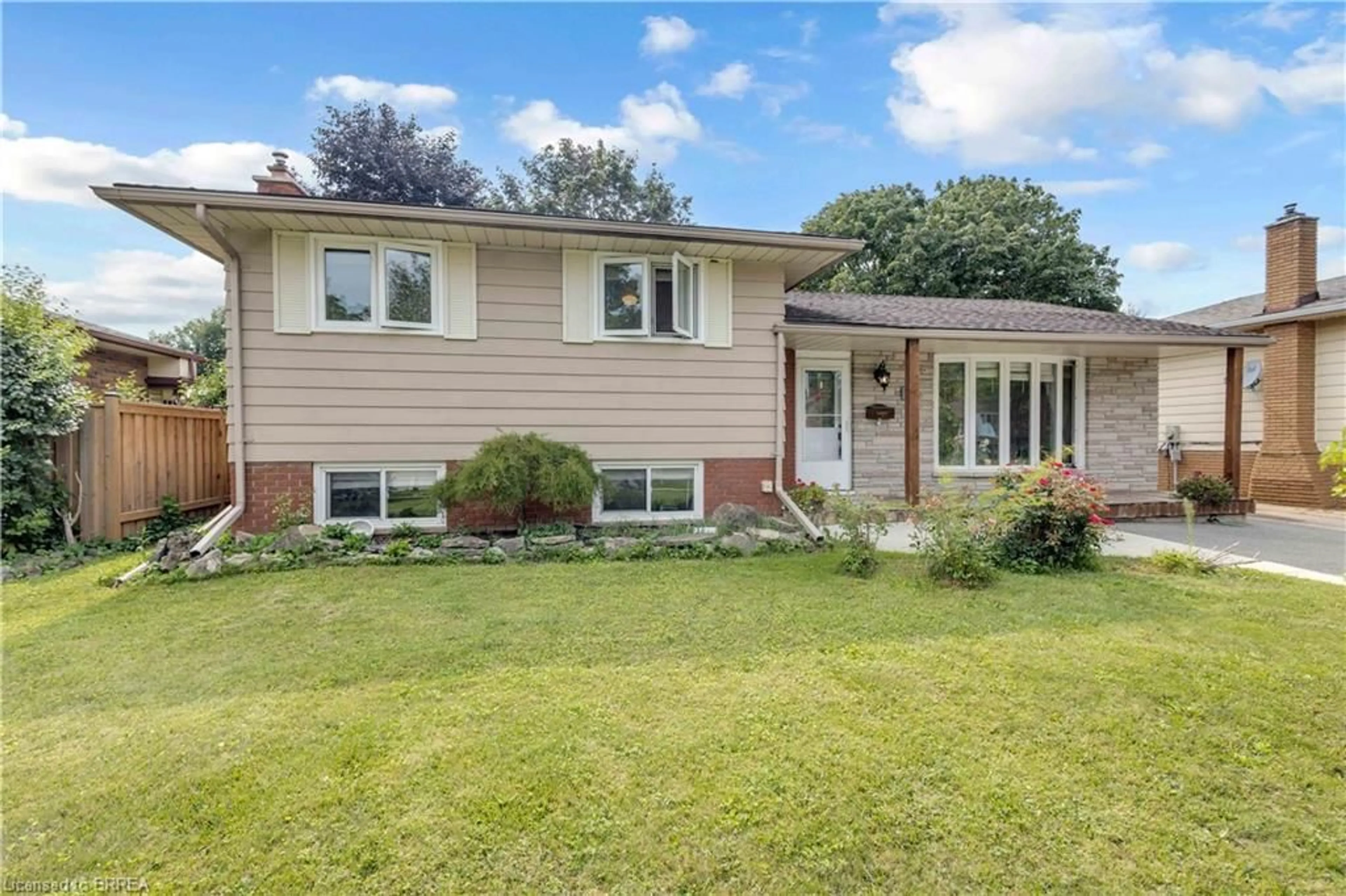 Home with vinyl exterior material, street for 92 Brier Park Rd, Brantford Ontario N3R 5T4