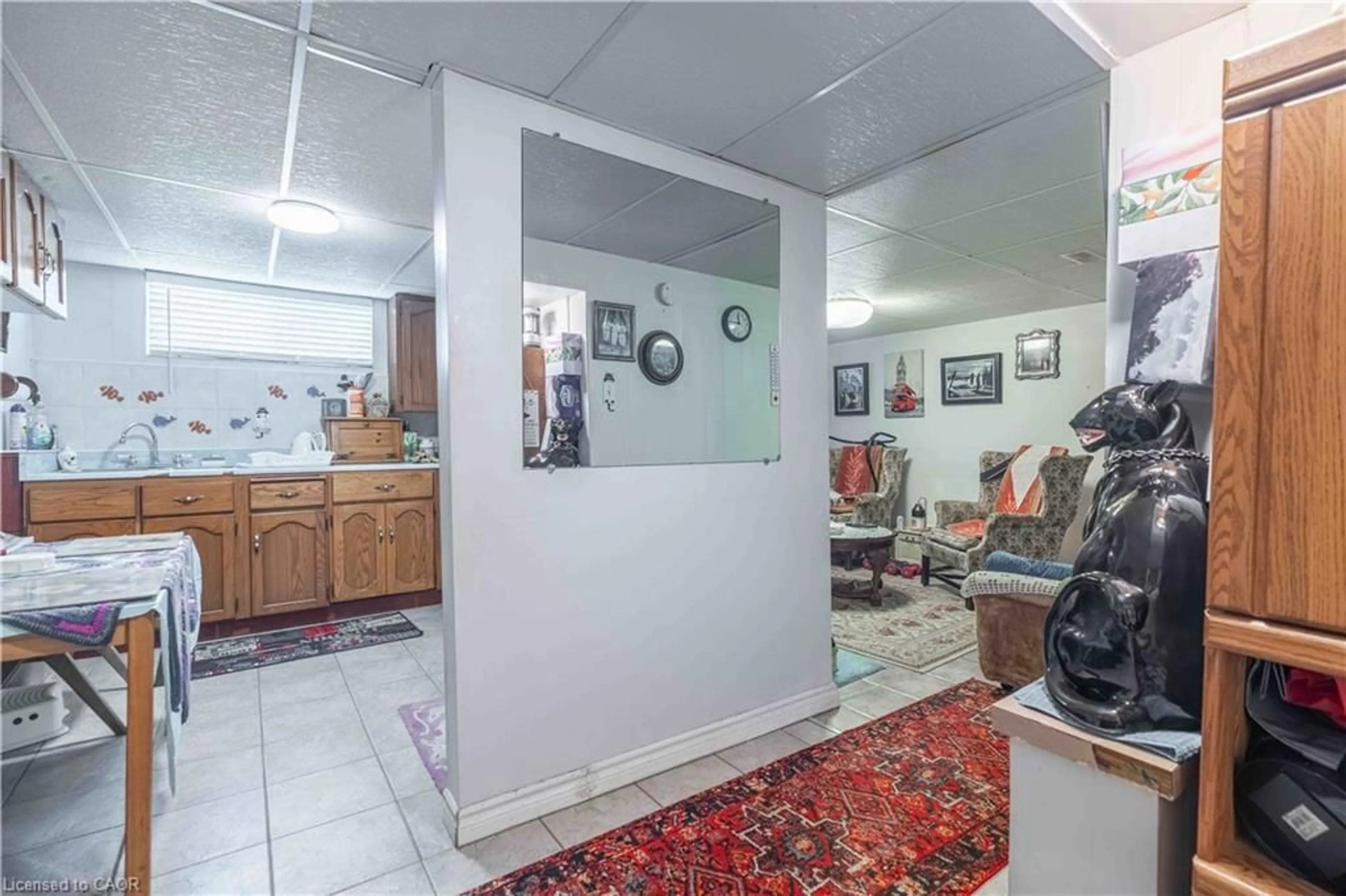 Indoor foyer for 374 Upper Wentworth St, Hamilton Ontario L9A 4T5