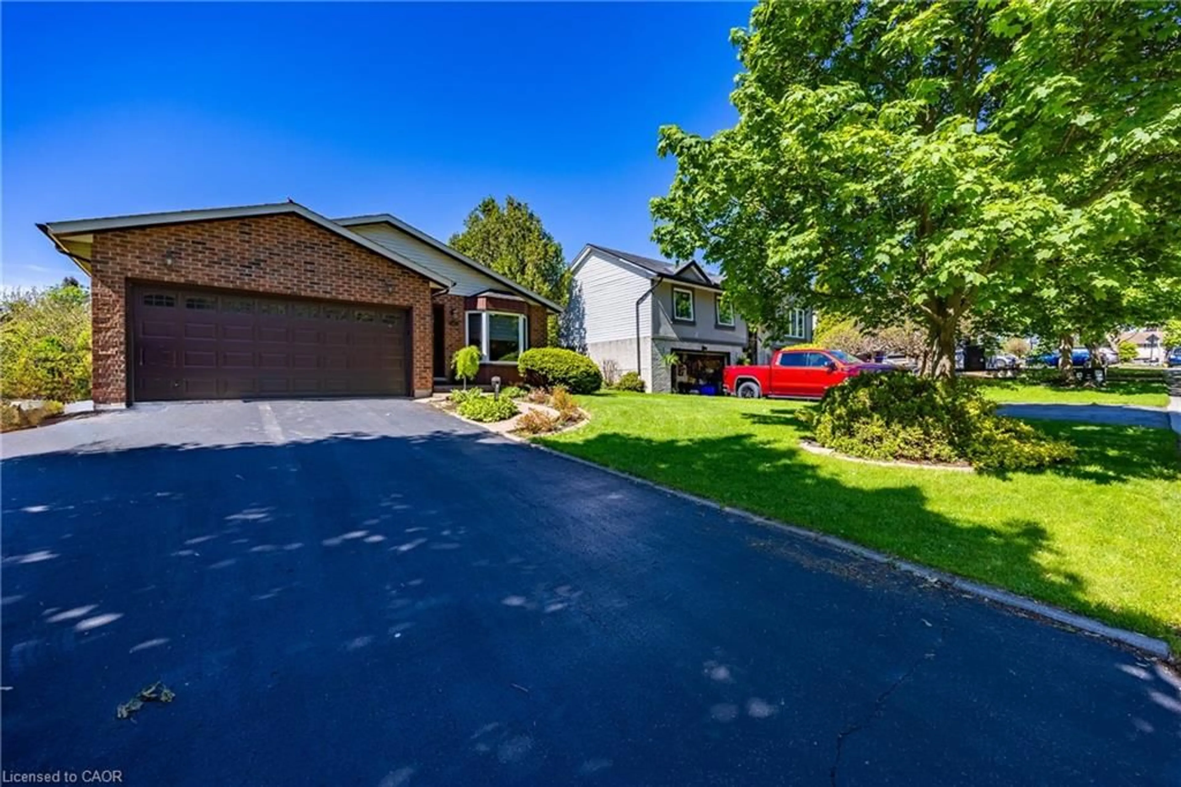 A pic from outside/outdoor area/front of a property/back of a property/a pic from drone, street for 307 Orkney St, Caledonia Ontario N3W 1A3
