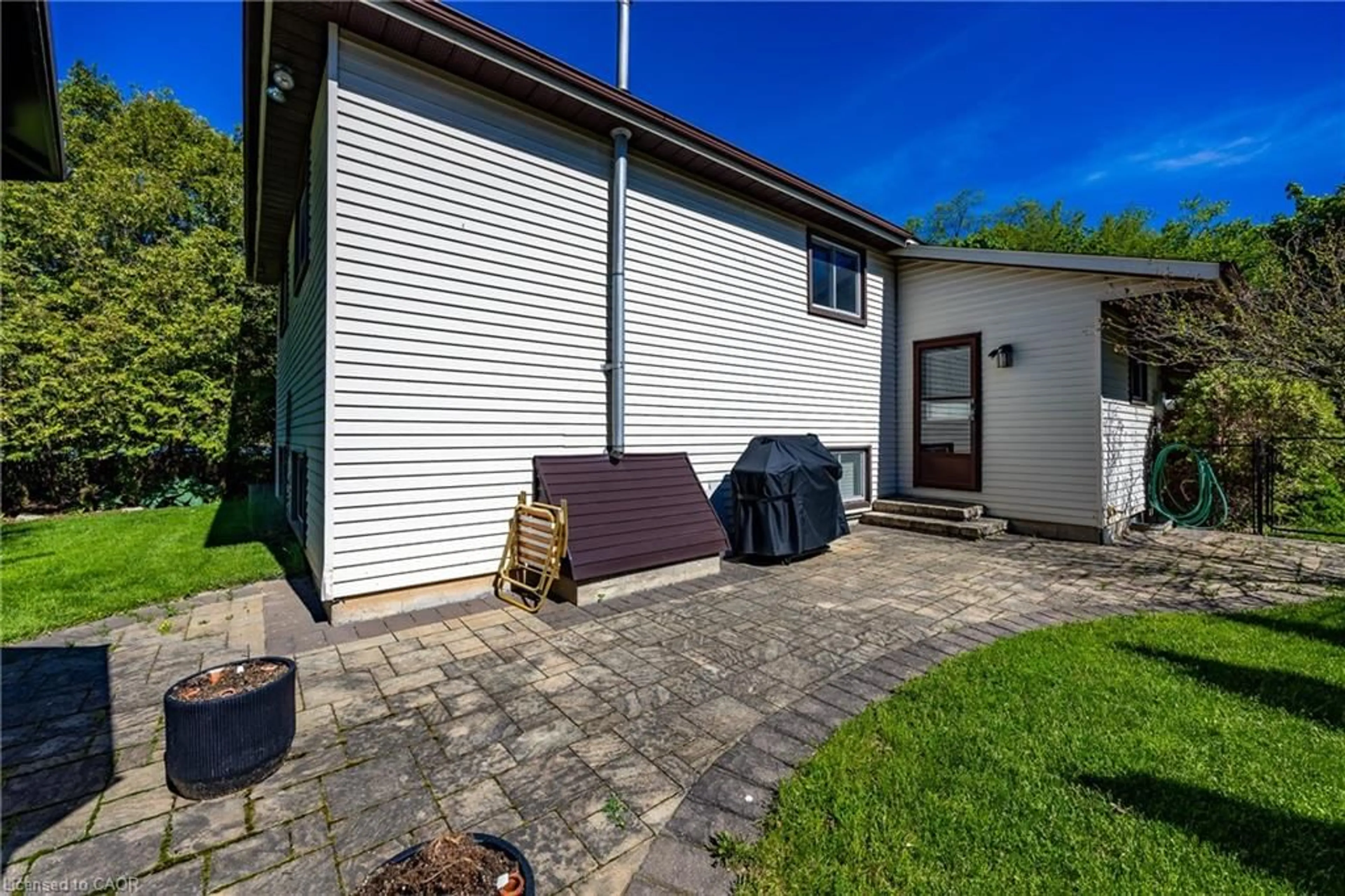 A pic from outside/outdoor area/front of a property/back of a property/a pic from drone, street for 307 Orkney St, Caledonia Ontario N3W 1A3
