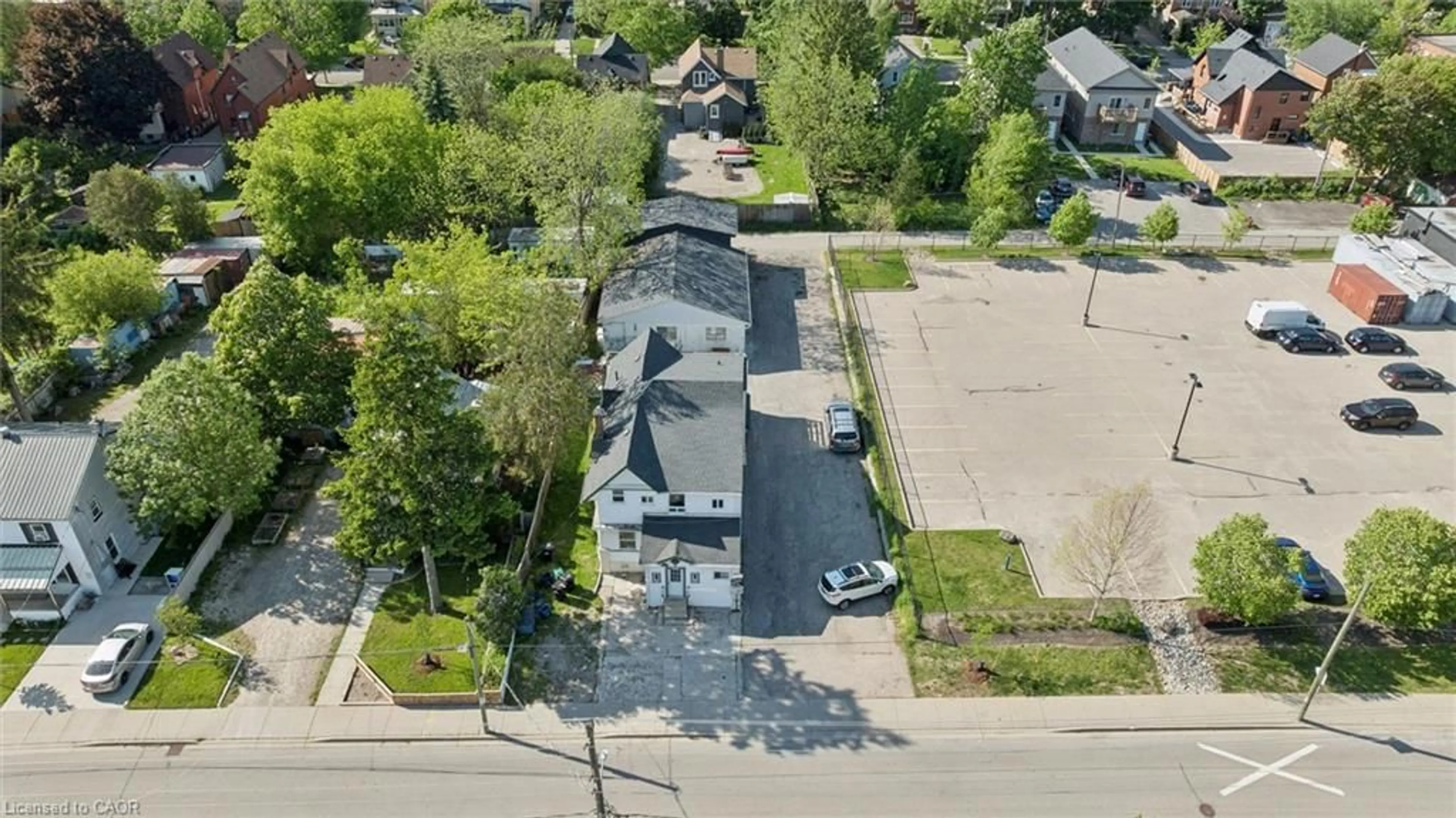 A pic from outside/outdoor area/front of a property/back of a property/a pic from drone, street for 202 Breithaupt St, Kitchener Ontario N2H 5H4