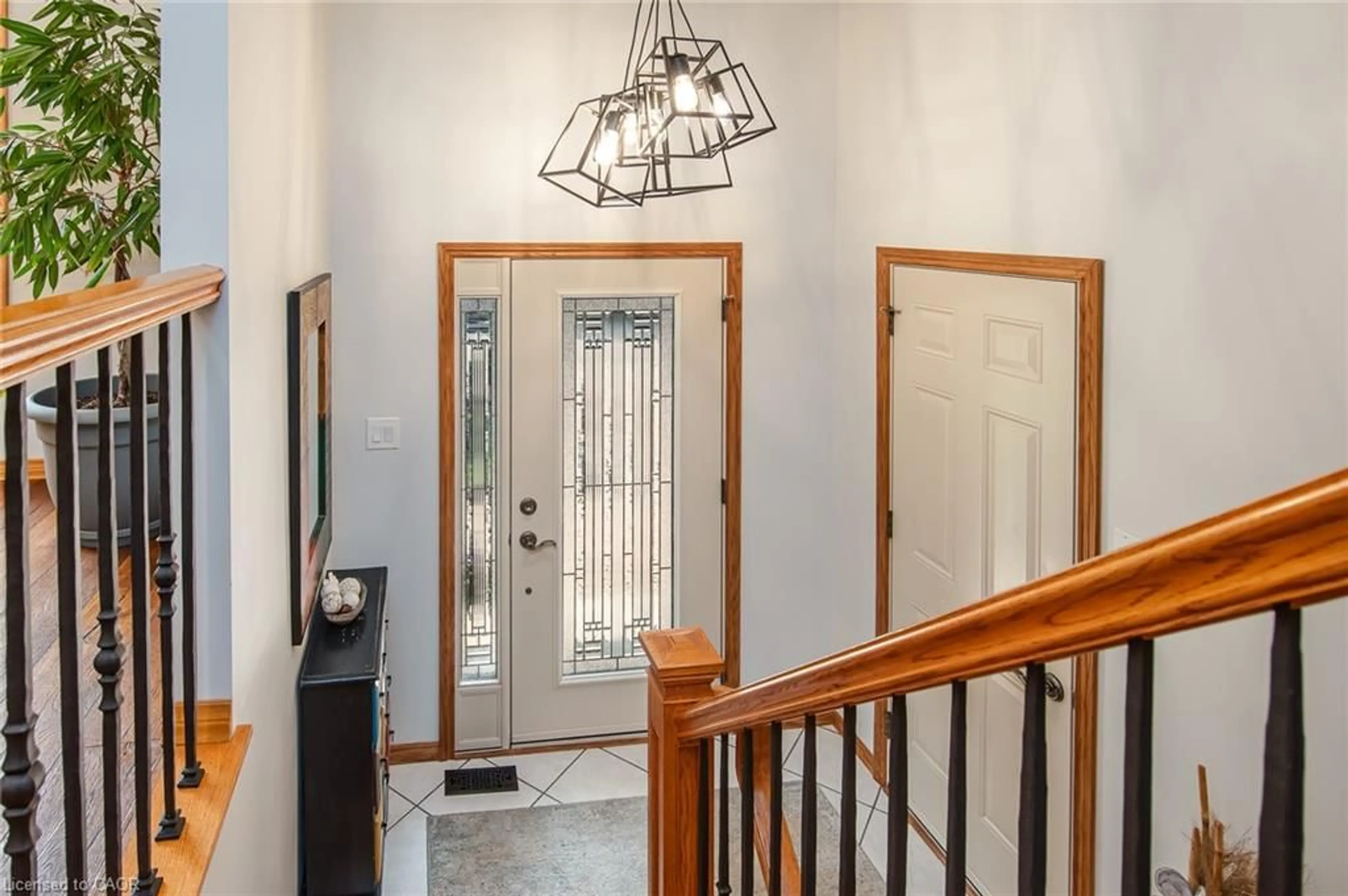 Indoor entryway for 154 Ambleside Crt, Waterloo Ontario N2K 3E3