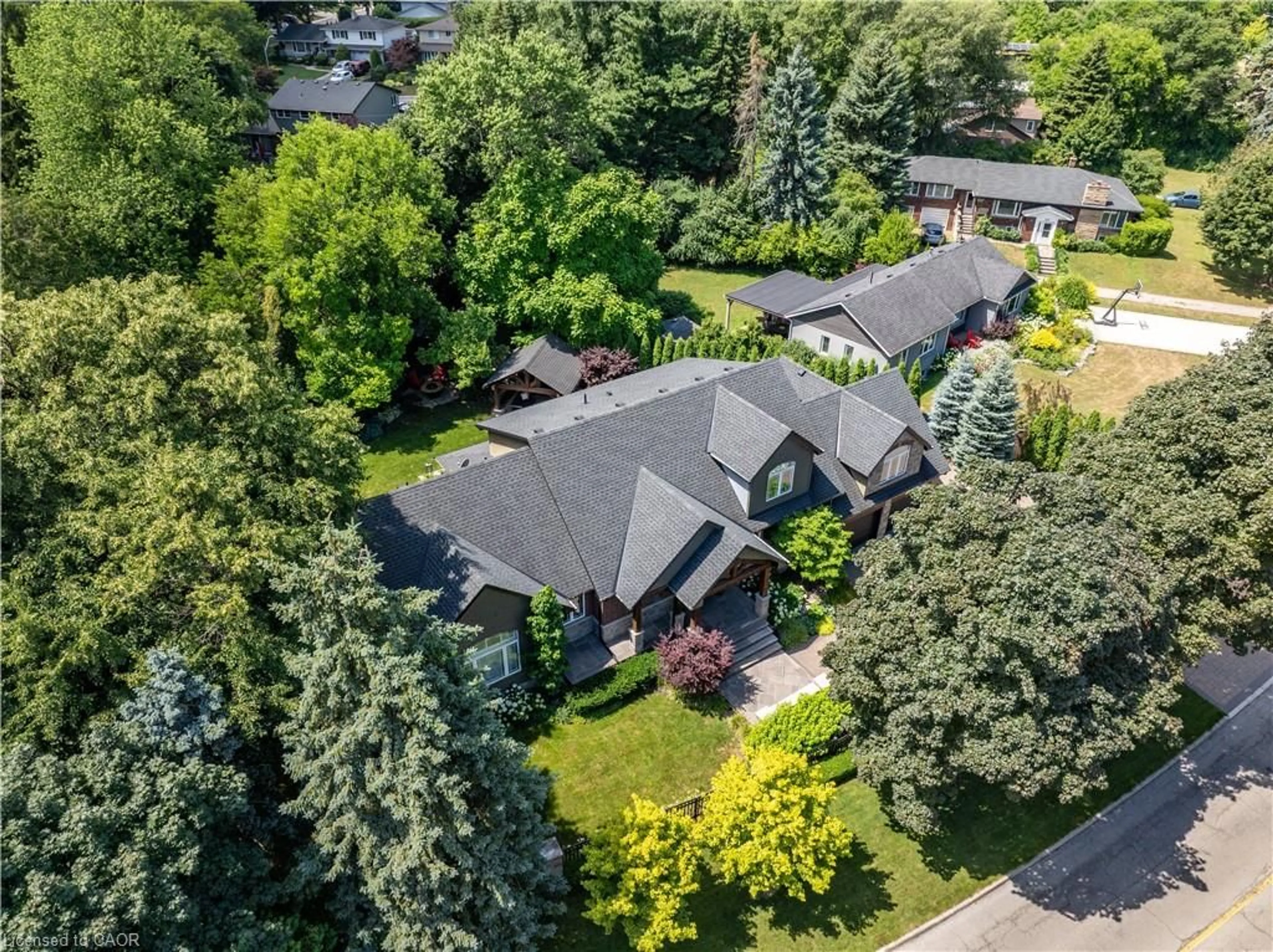 A pic from outside/outdoor area/front of a property/back of a property/a pic from drone, street for 921 Scenic Dr, Hamilton Ontario L9C 1H7