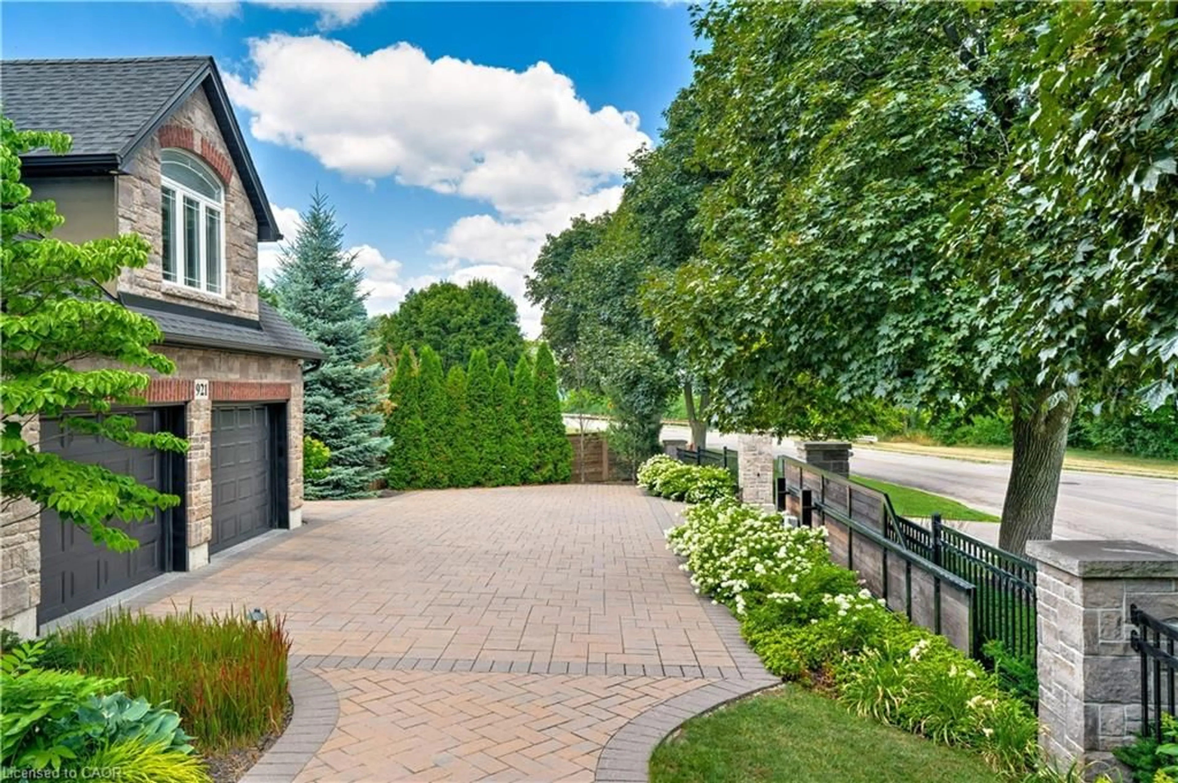 Patio, street for 921 Scenic Dr, Hamilton Ontario L9C 1H7