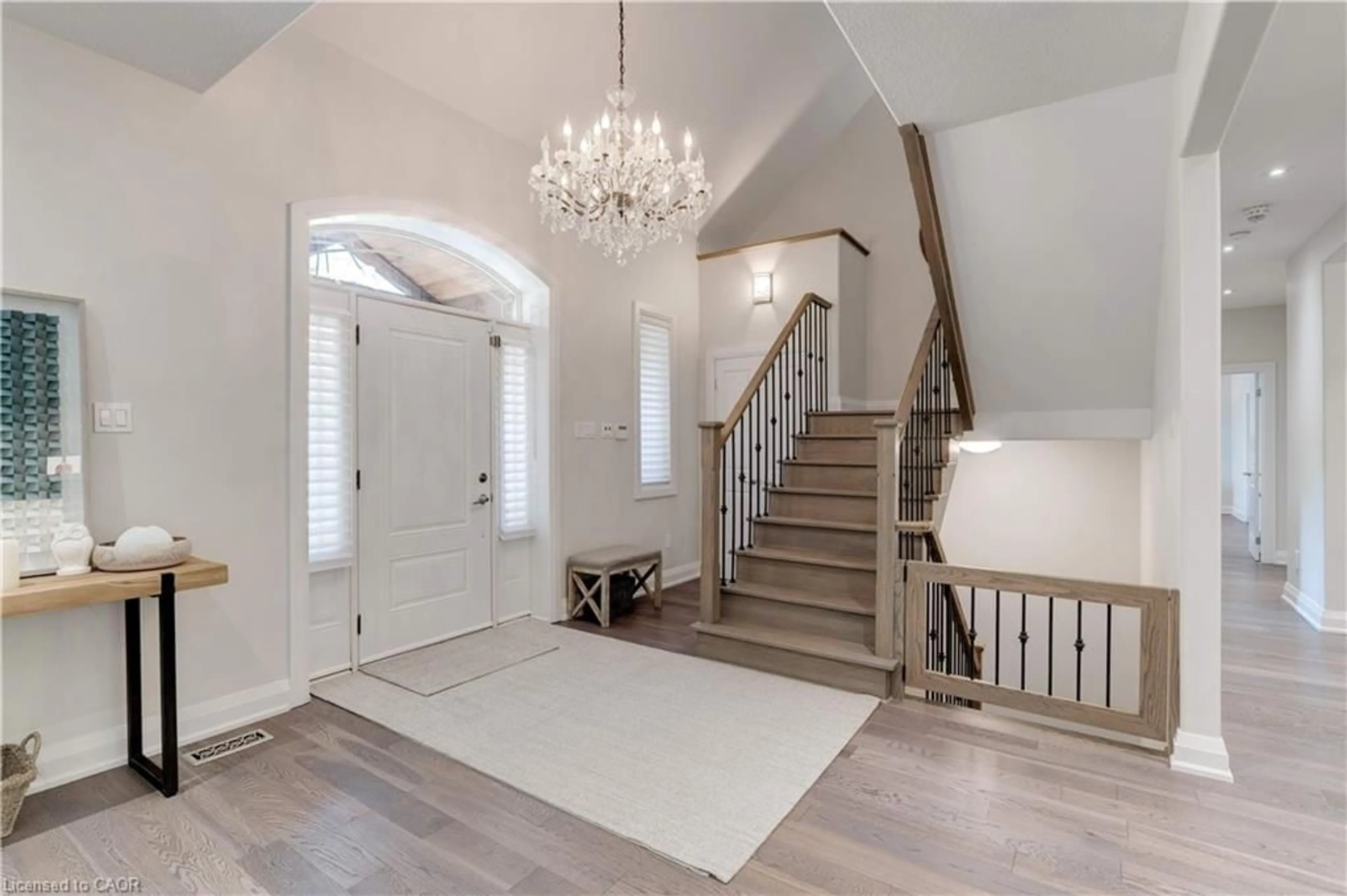 Indoor entryway for 921 Scenic Dr, Hamilton Ontario L9C 1H7