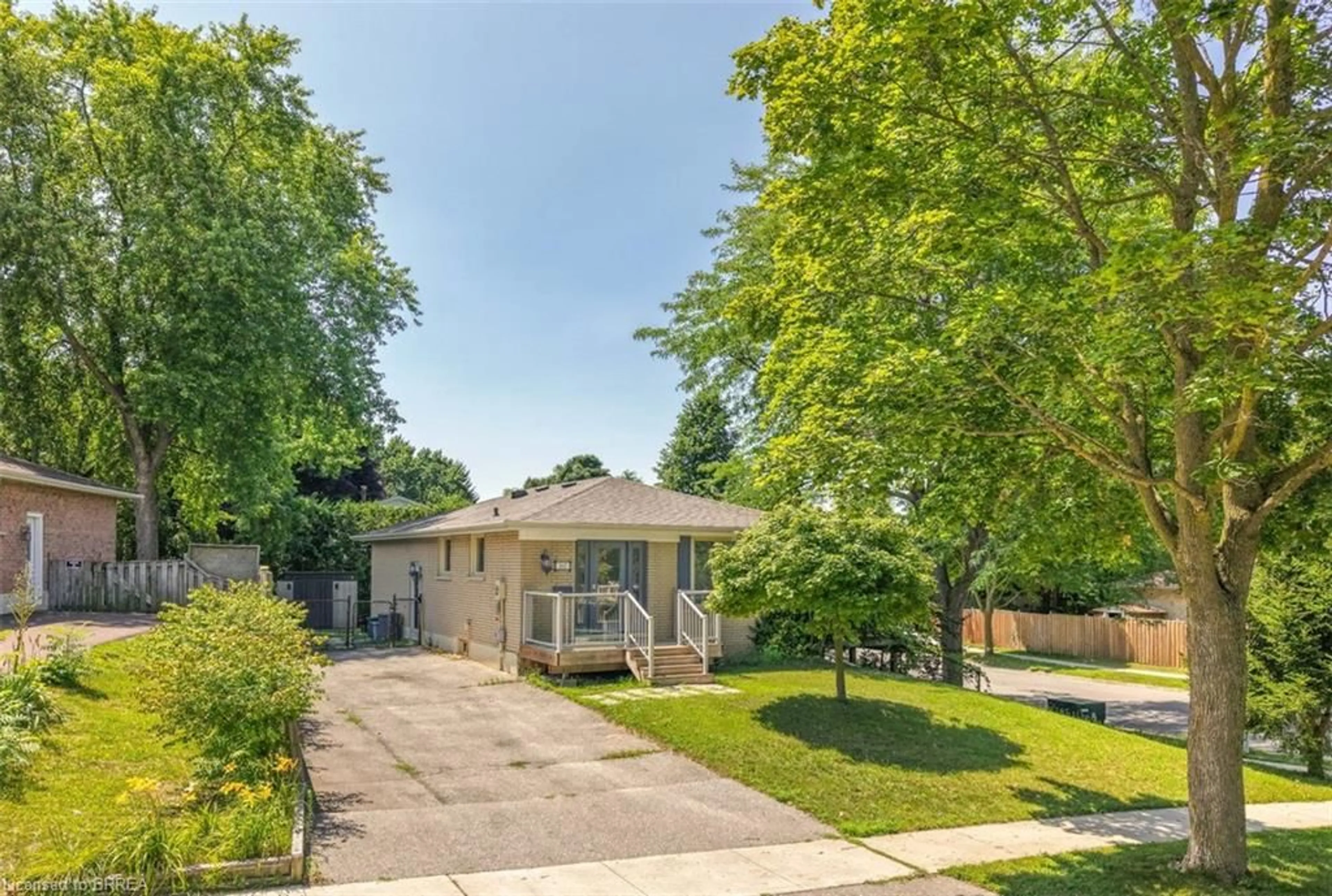 A pic from outside/outdoor area/front of a property/back of a property/a pic from drone, street for 160 Woodlawn Ave, Brantford Ontario N3R 5H4