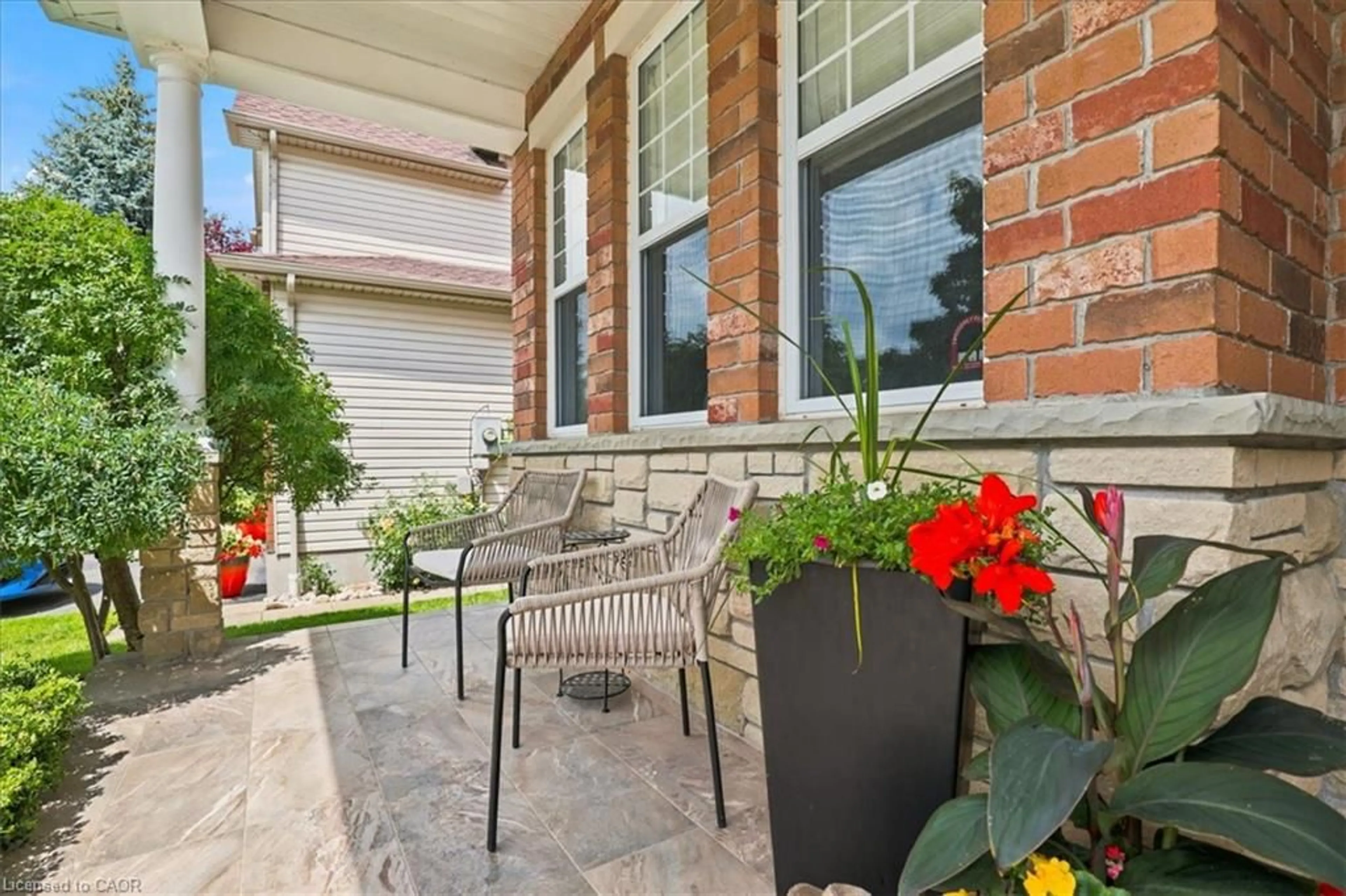 Patio, street for 70 Hawkswood Dr, Kitchener Ontario N2K 4J5