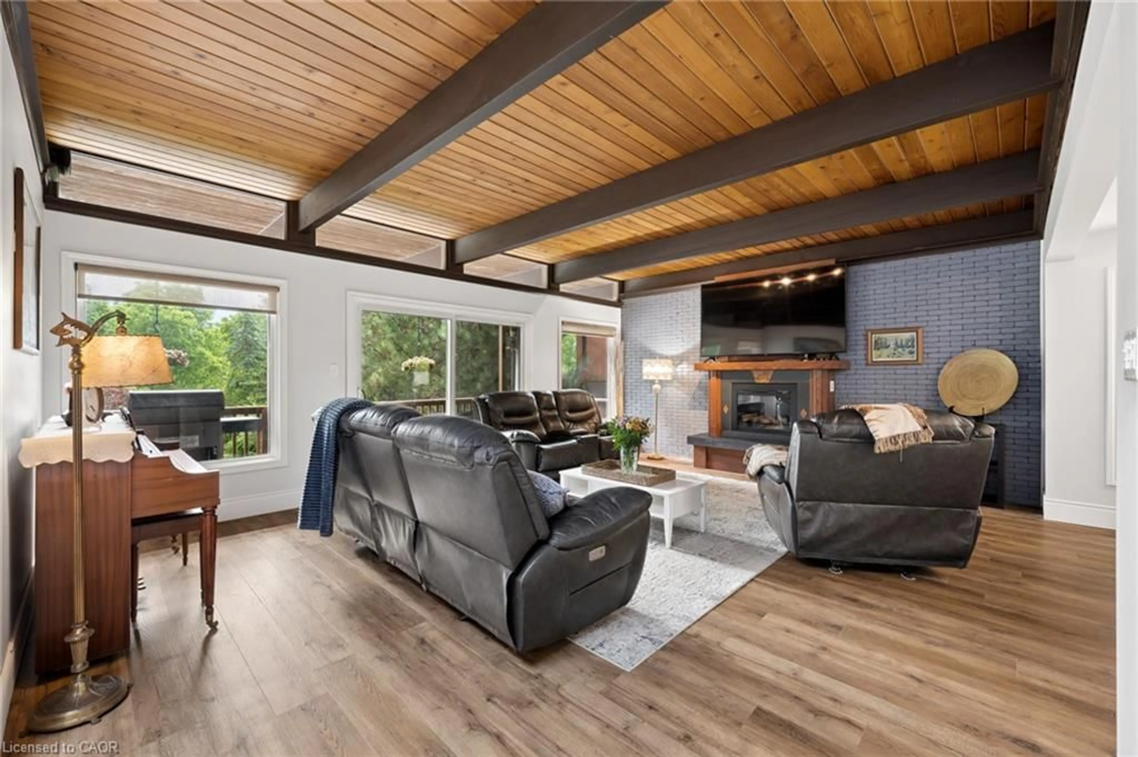 Living room with furniture, wood/laminate floor for 555 Fountain St, Cambridge Ontario N3H 1J2