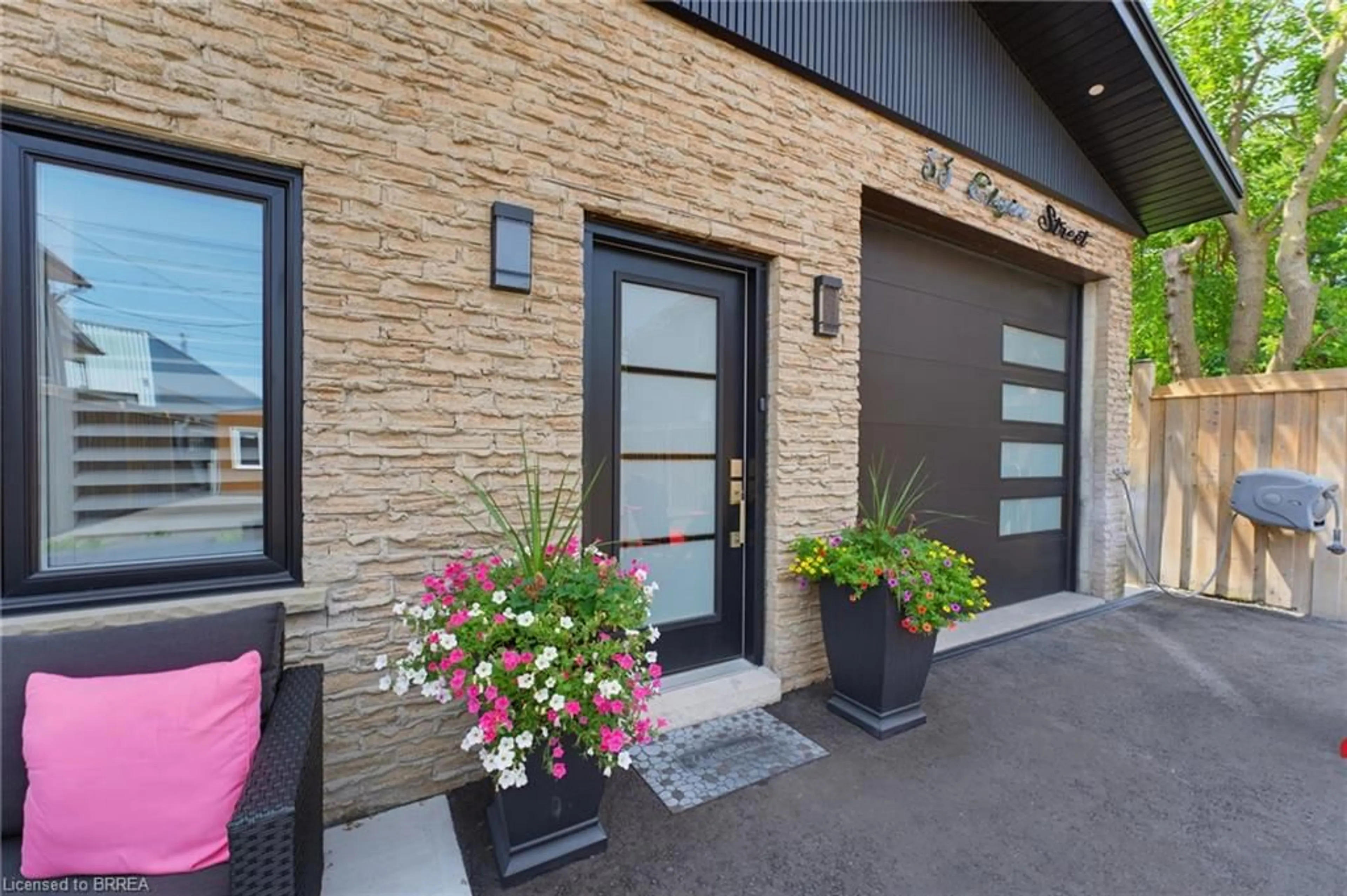 Patio, street for 33 Elgin St, Brantford Ontario N3R 1E5