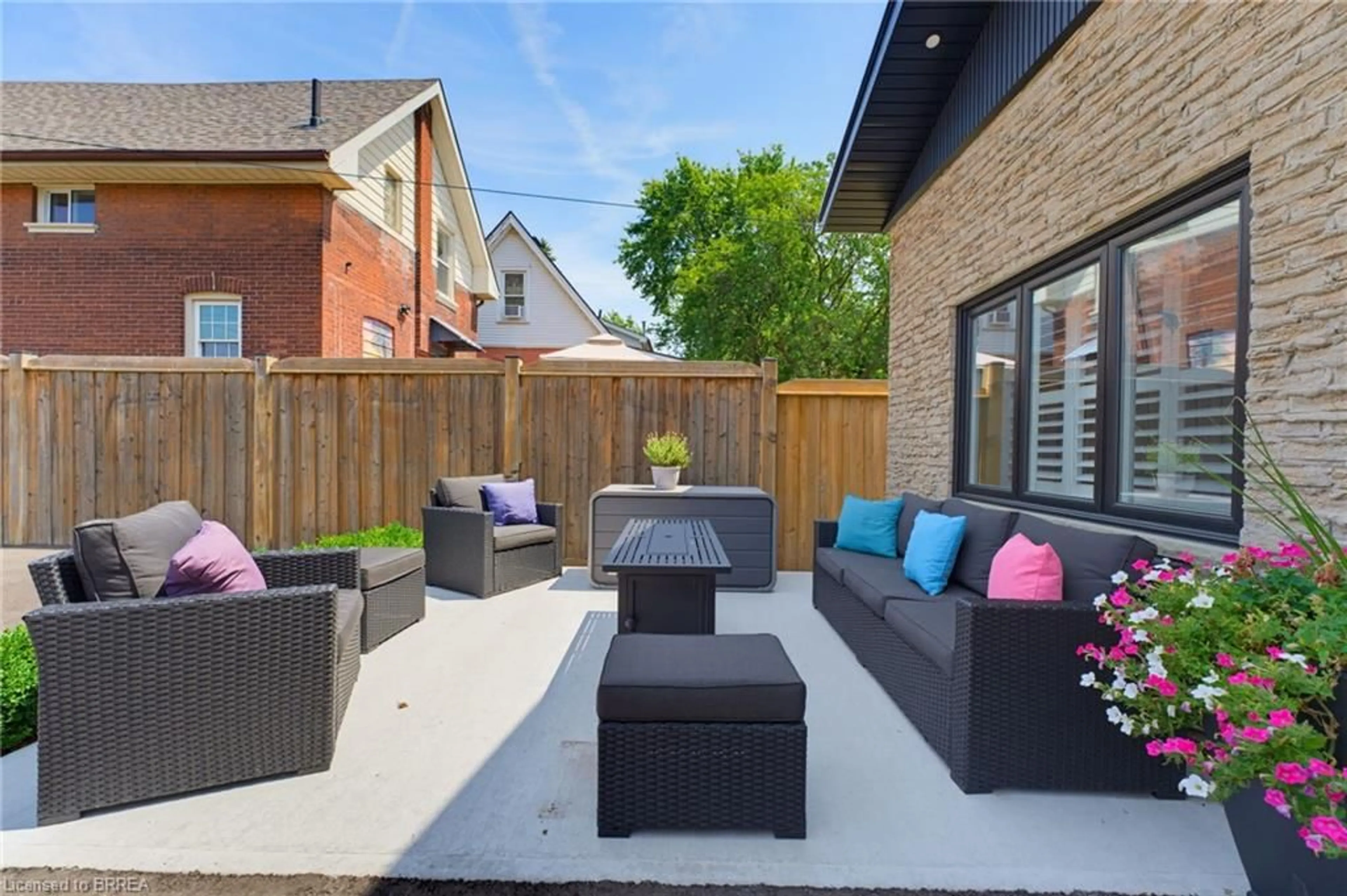 Patio, street for 33 Elgin St, Brantford Ontario N3R 1E5