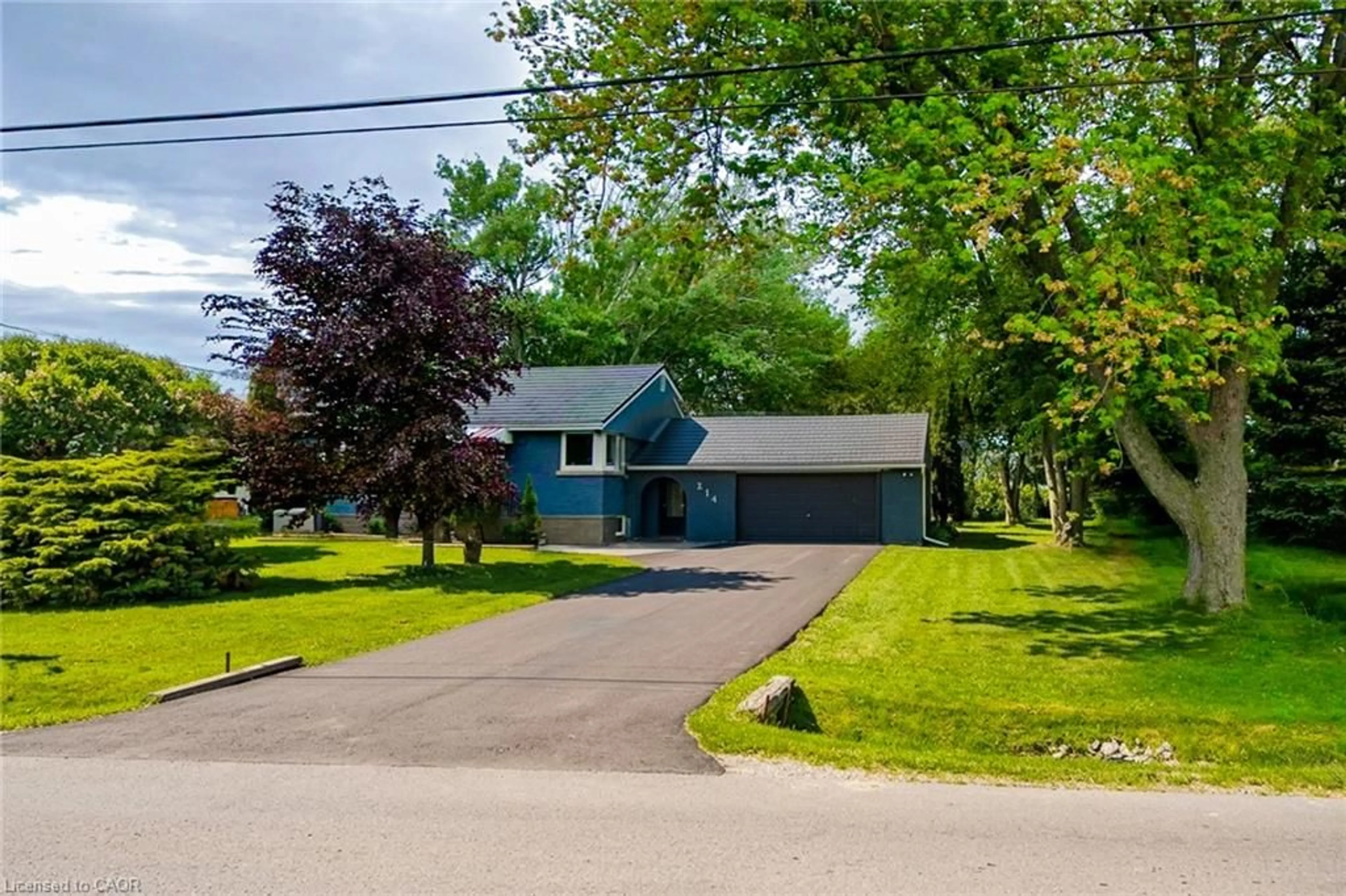 A pic from outside/outdoor area/front of a property/back of a property/a pic from drone, street for 214 Miles Rd, Hamilton Ontario L8W 1E3