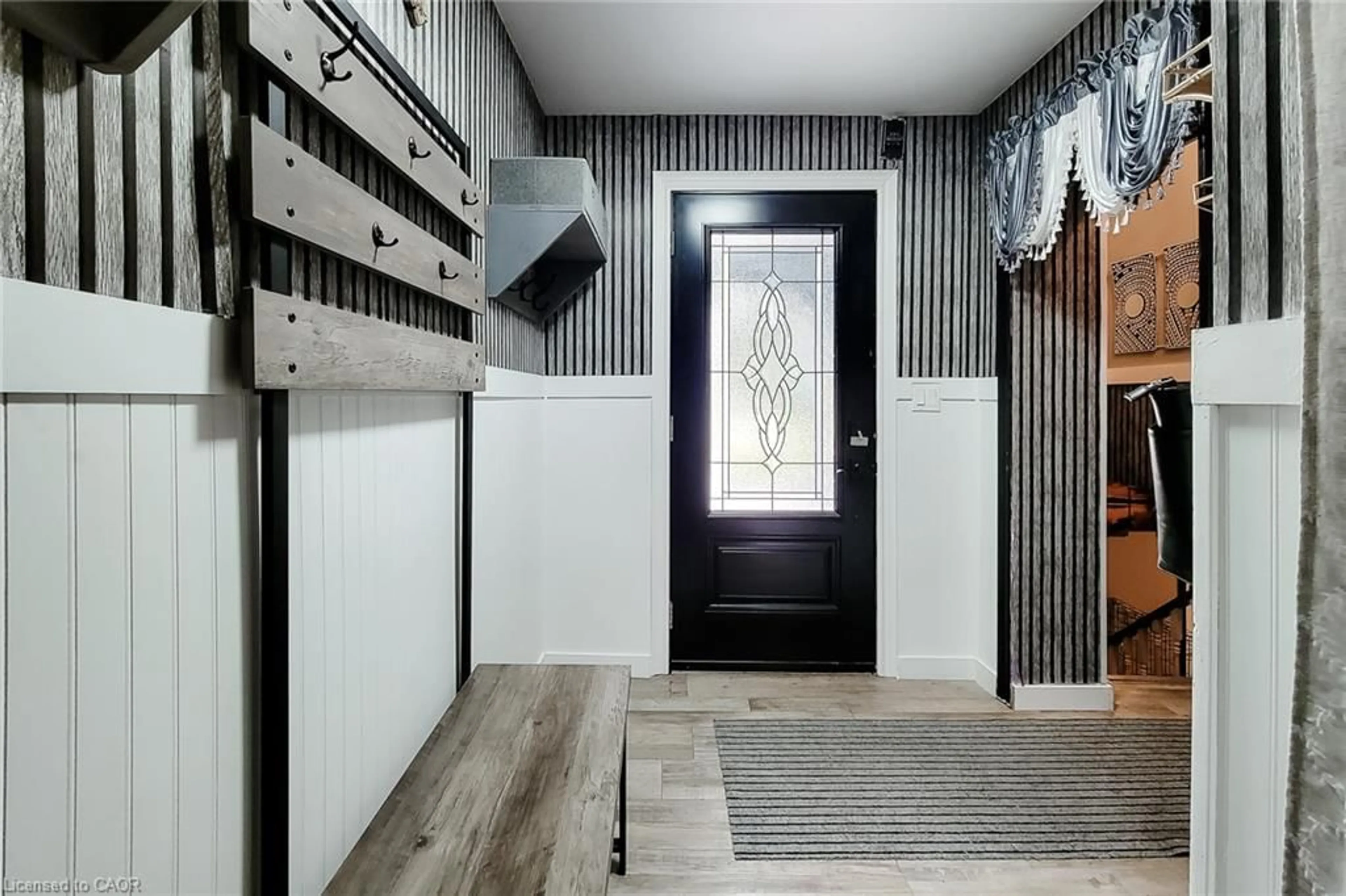 Indoor entryway for 214 Miles Rd, Hamilton Ontario L8W 1E3