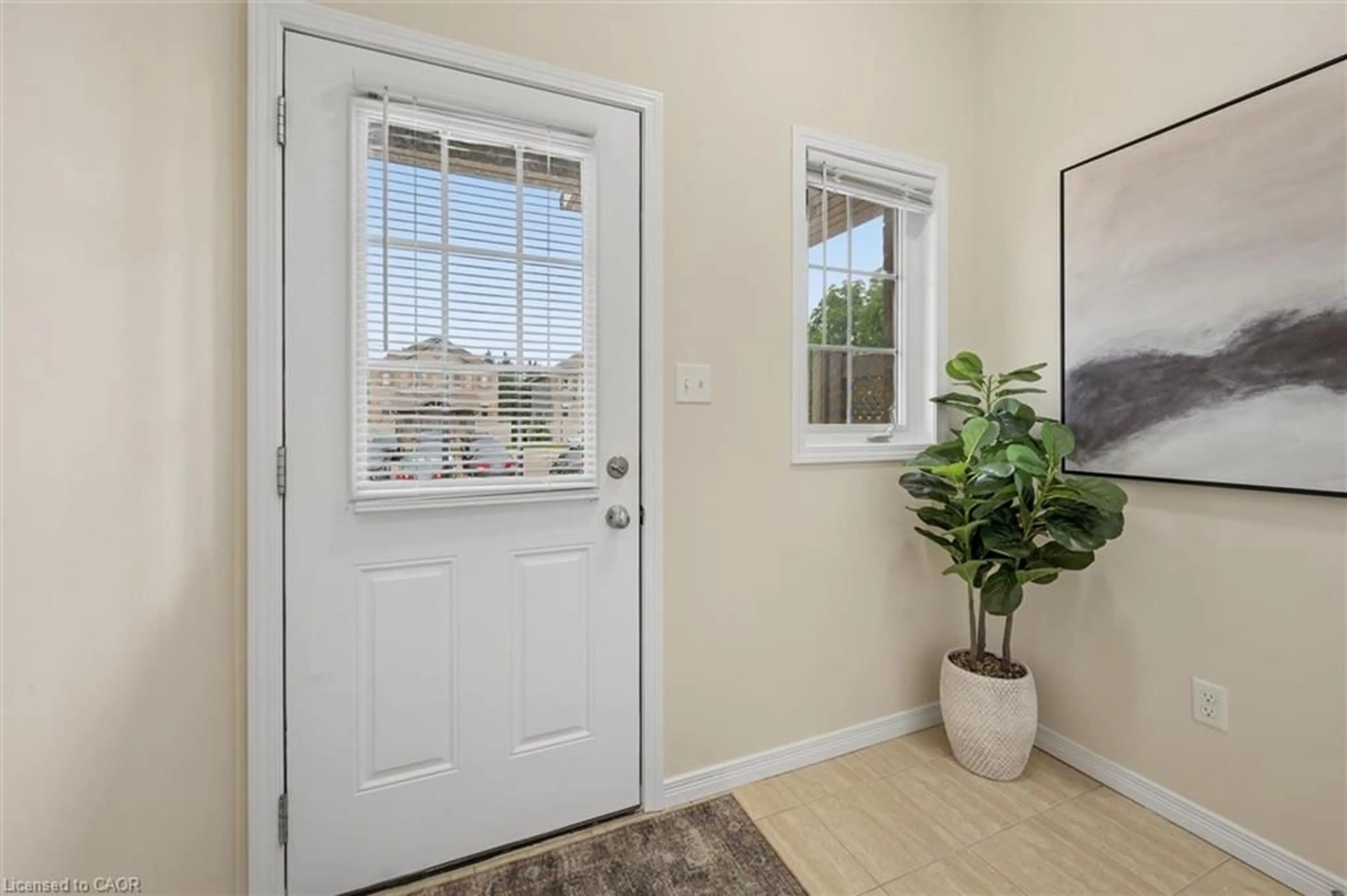 Indoor entryway for 931 Glasgow St #3B, Kitchener Ontario N2N 0B6
