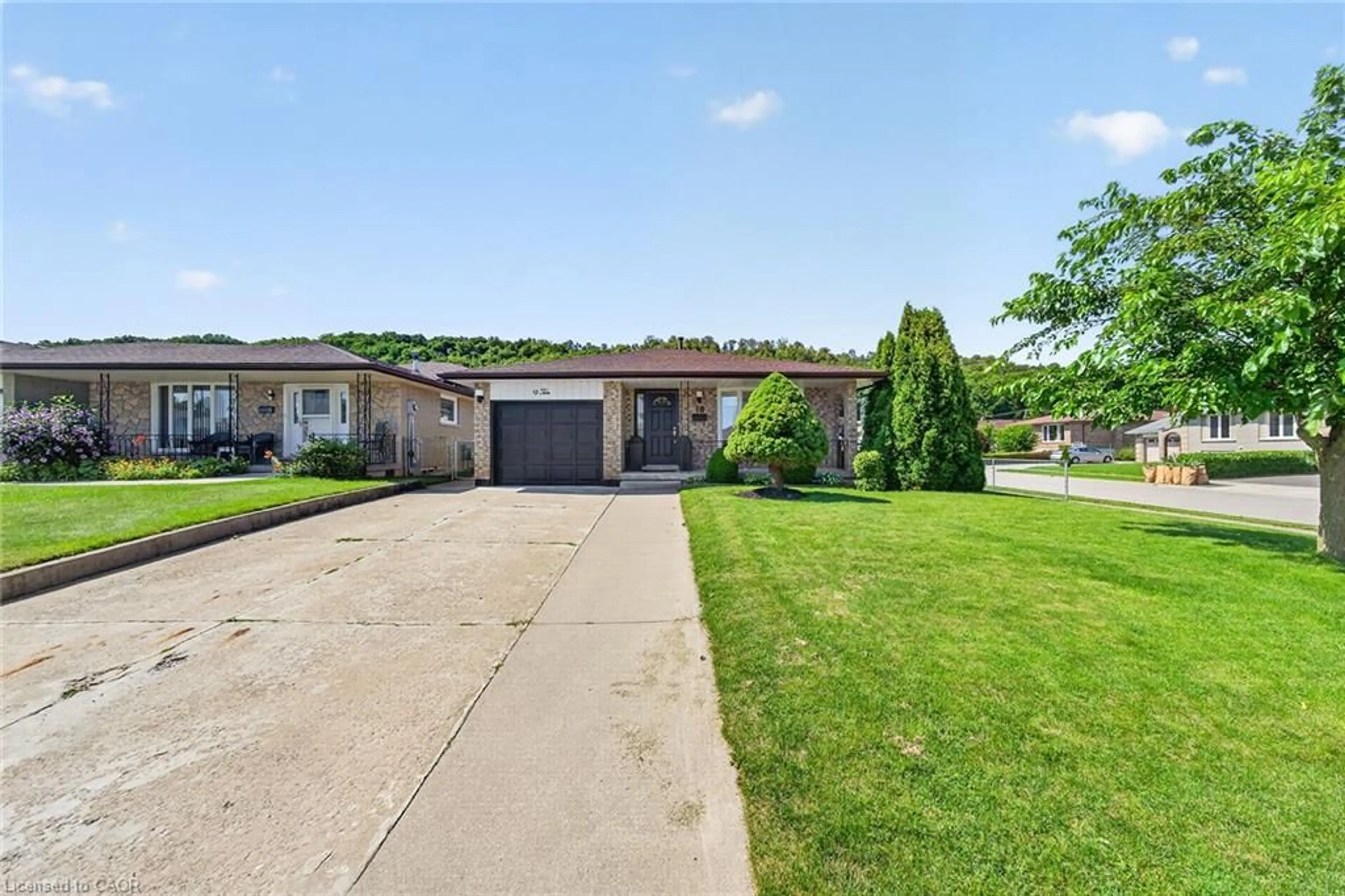 A pic from outside/outdoor area/front of a property/back of a property/a pic from drone, street for 10 Glen Cannon Dr, Hamilton Ontario L8G 2Z7