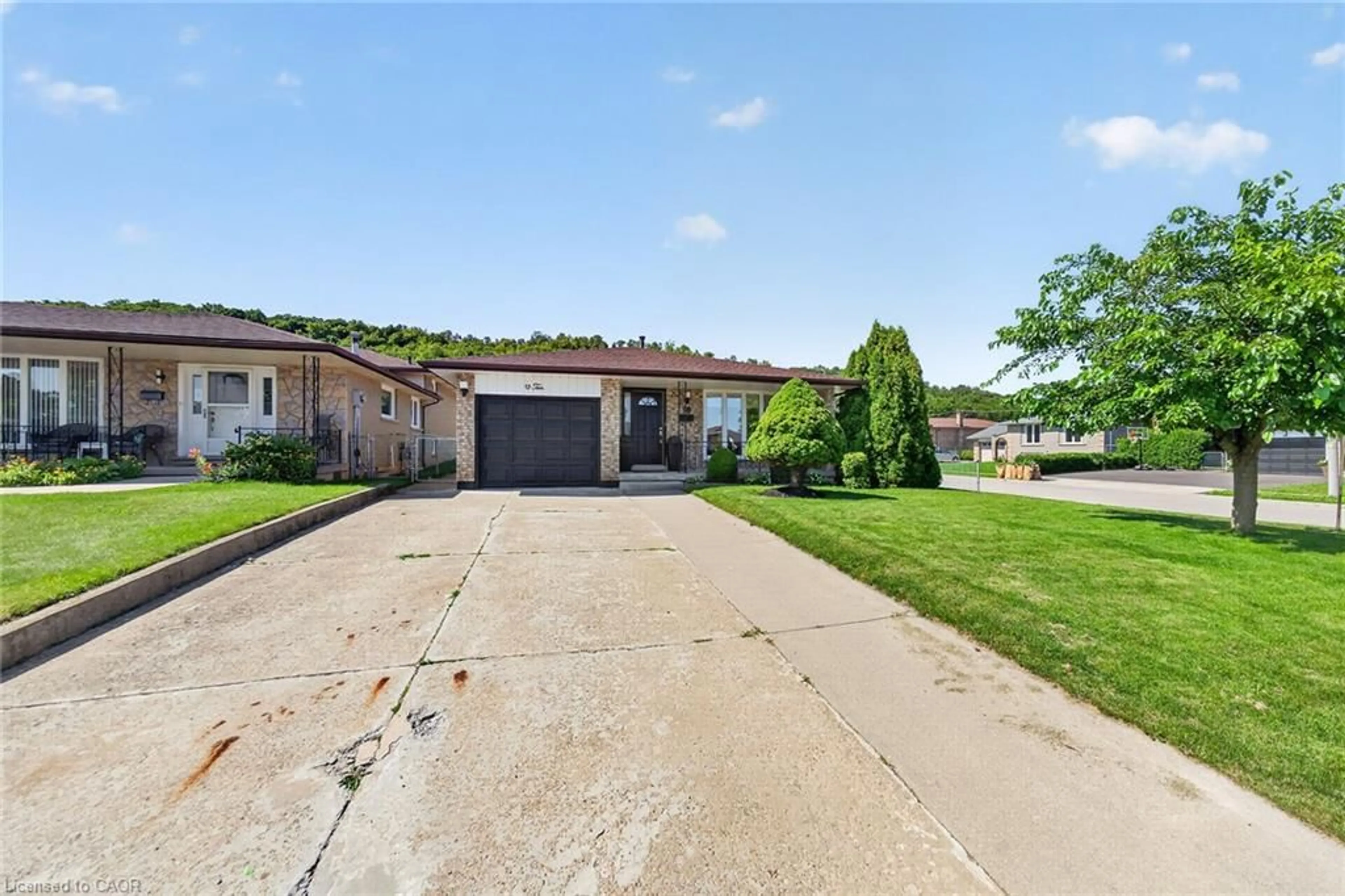 A pic from outside/outdoor area/front of a property/back of a property/a pic from drone, street for 10 Glen Cannon Dr, Hamilton Ontario L8G 2Z7