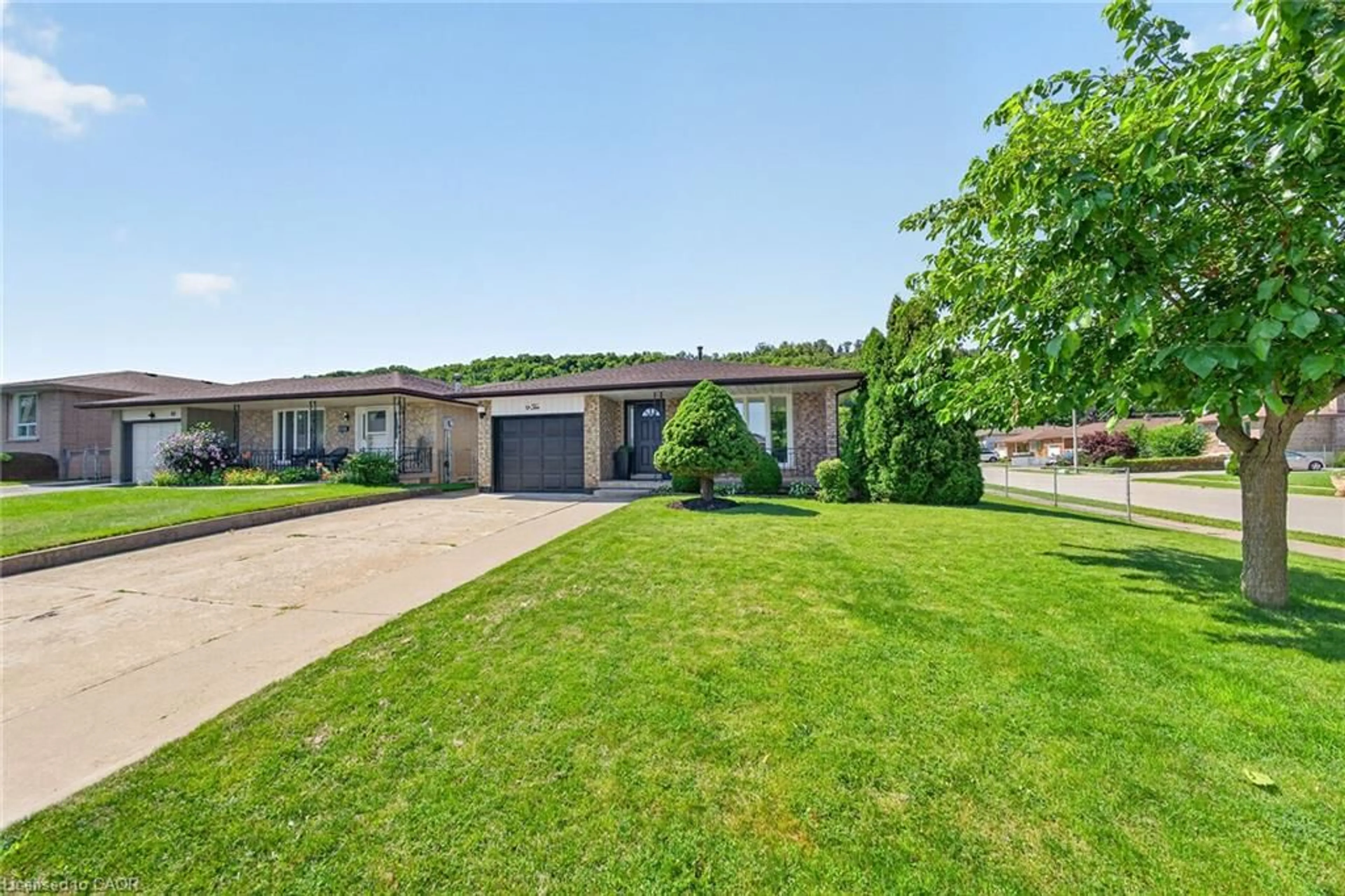 A pic from outside/outdoor area/front of a property/back of a property/a pic from drone, street for 10 Glen Cannon Dr, Hamilton Ontario L8G 2Z7