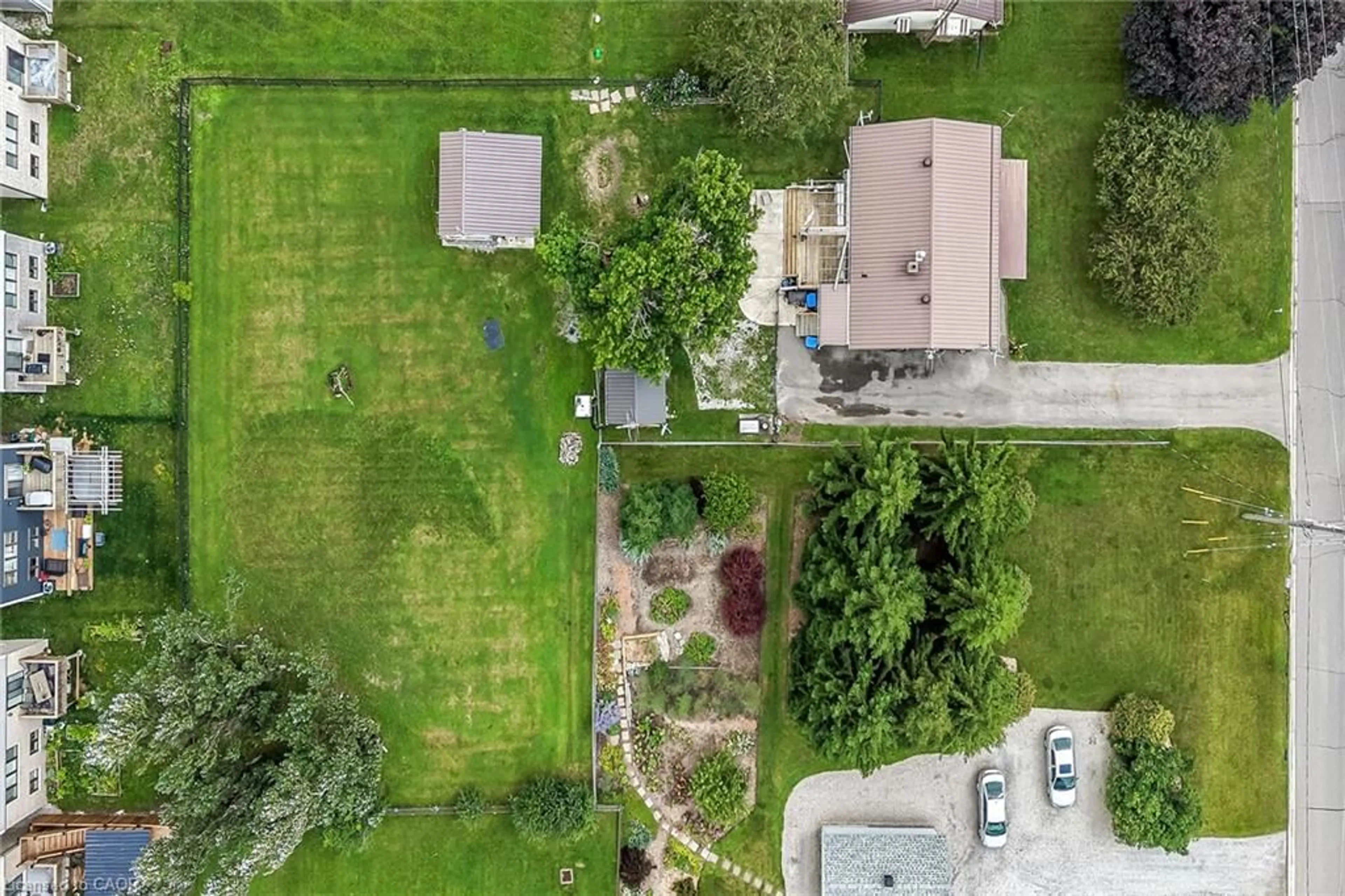 A pic from outside/outdoor area/front of a property/back of a property/a pic from drone, unknown for 119 King St, Hagersville Ontario N0A 1H0