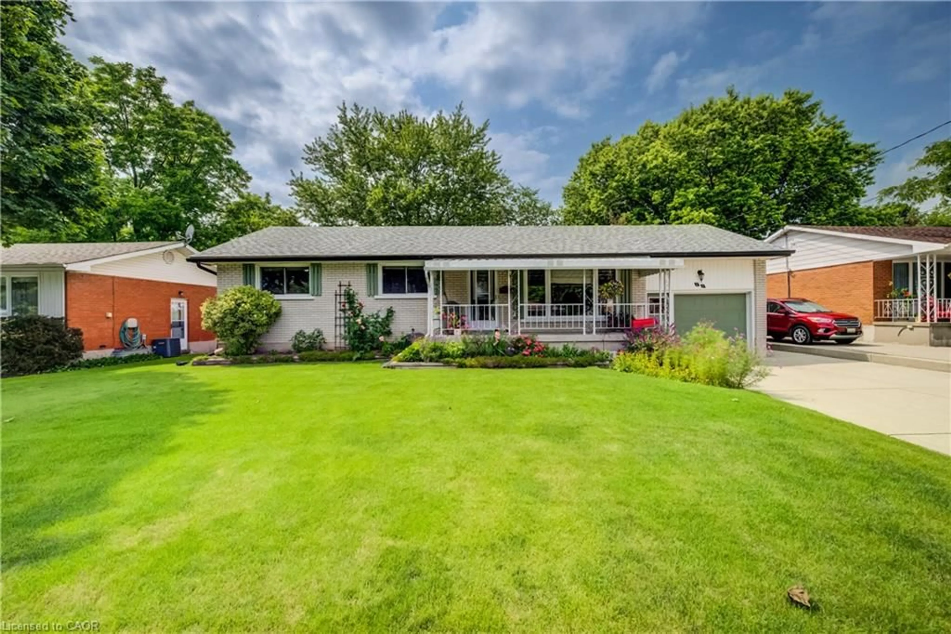 Home with vinyl exterior material, street for 88 Riverside Dr, New Hamburg Ontario N3A 2H6