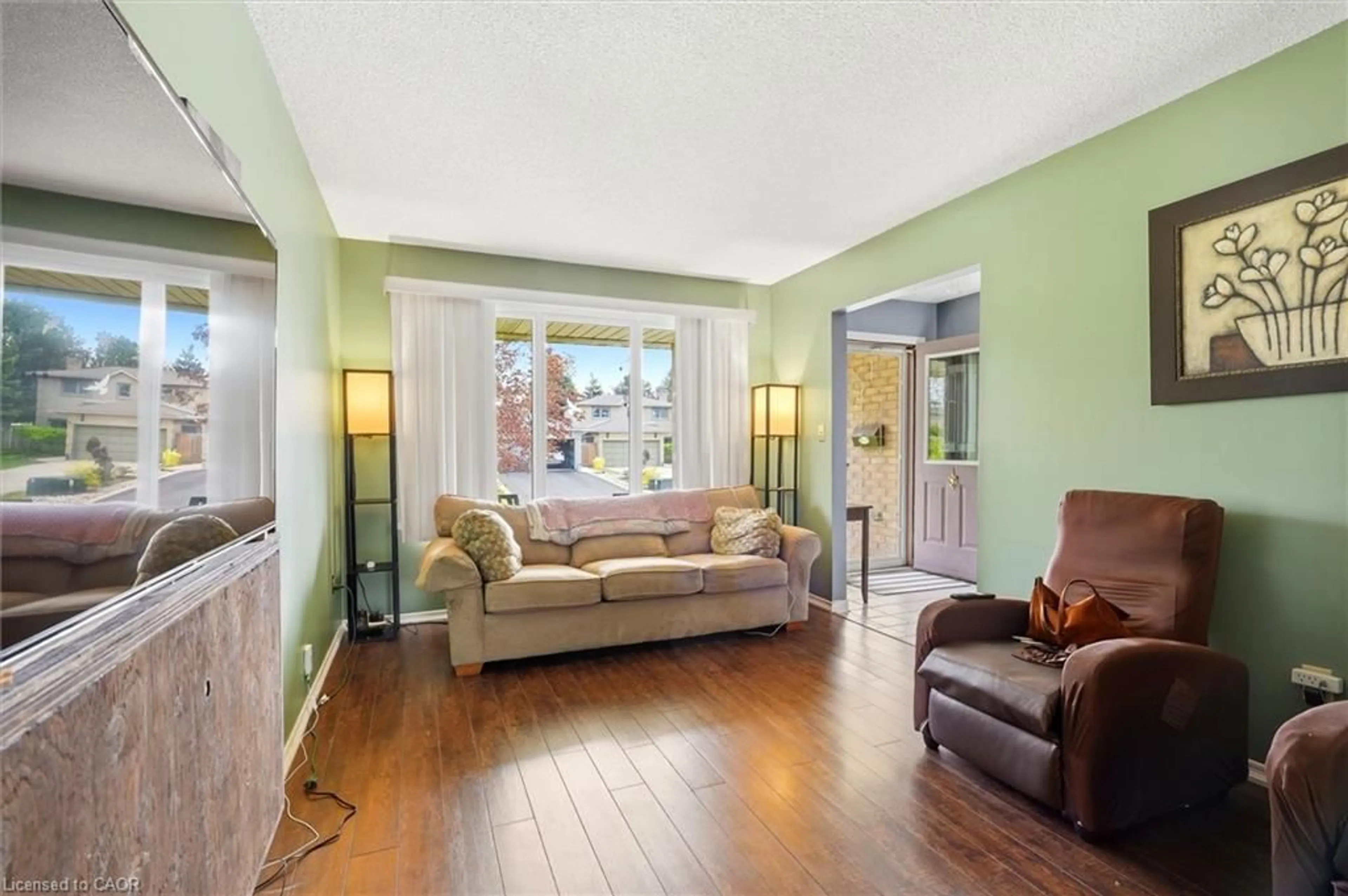 Living room with furniture, unknown for 18 Anne Crt, Grimsby Ontario L3M 5B4