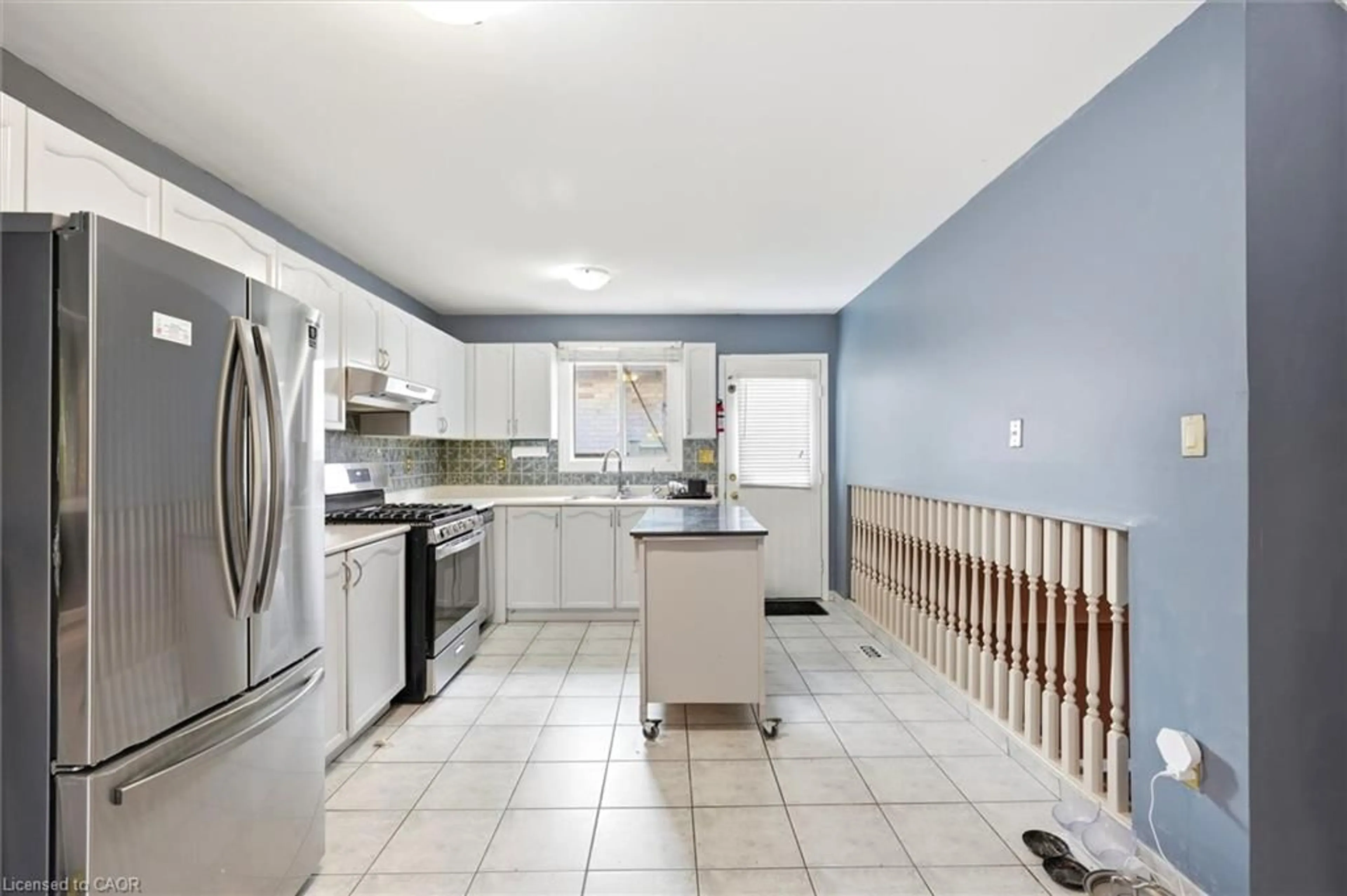 Open concept kitchen, ceramic/tile floor for 18 Anne Crt, Grimsby Ontario L3M 5B4