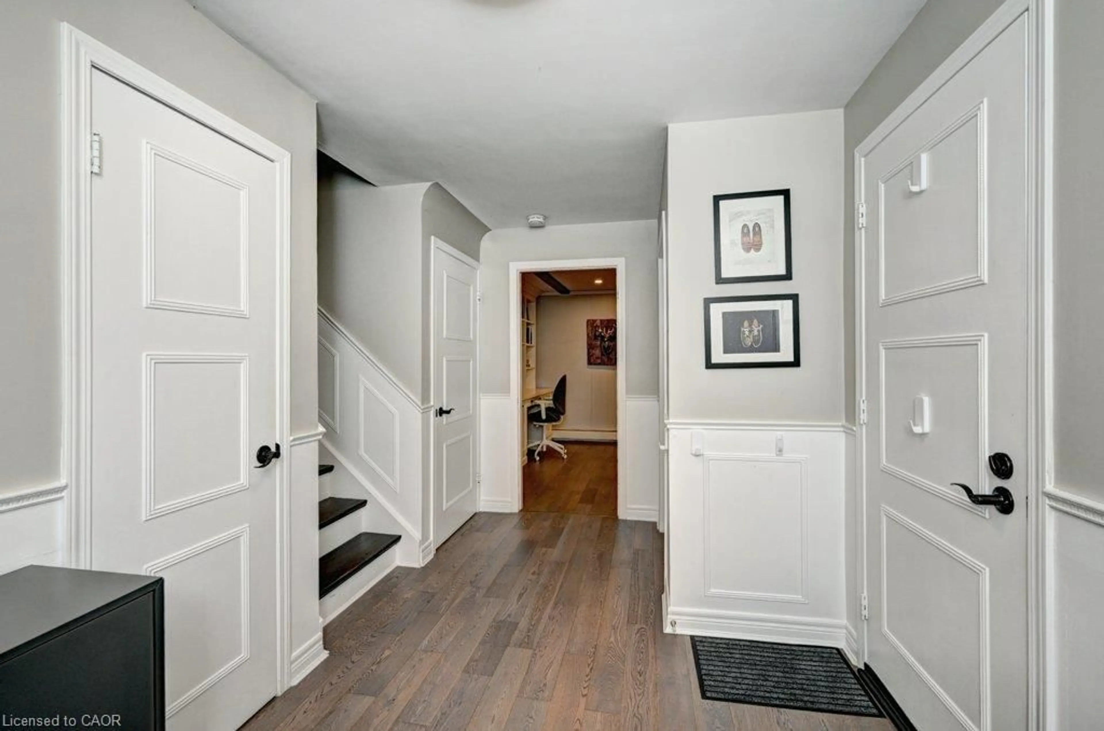 Indoor entryway for 163 Chelford Cres, Waterloo Ontario N2J 3T7