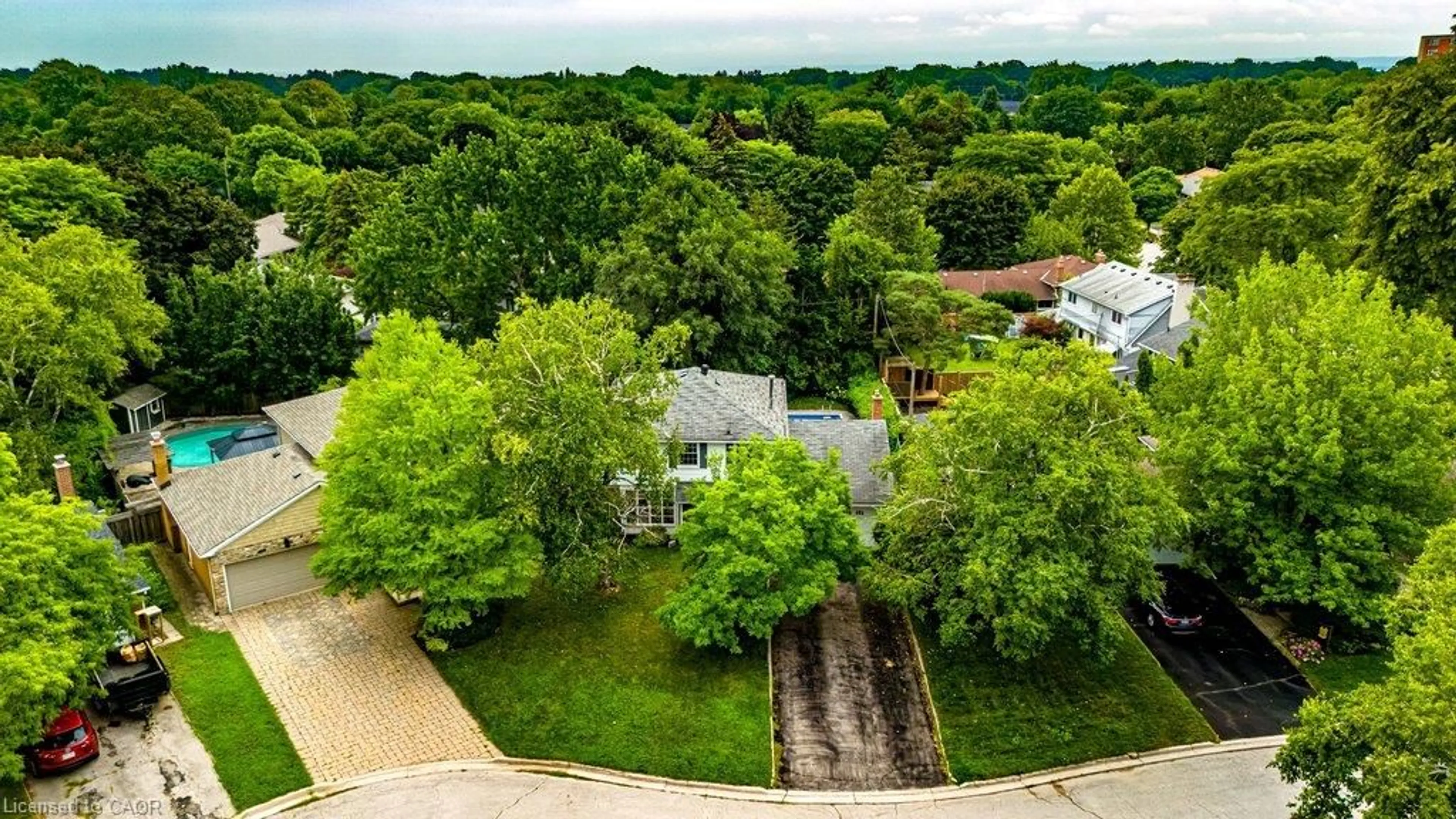 A pic from outside/outdoor area/front of a property/back of a property/a pic from drone, unknown for 3130 Keswick Crt, Burlington Ontario L7N 2J8