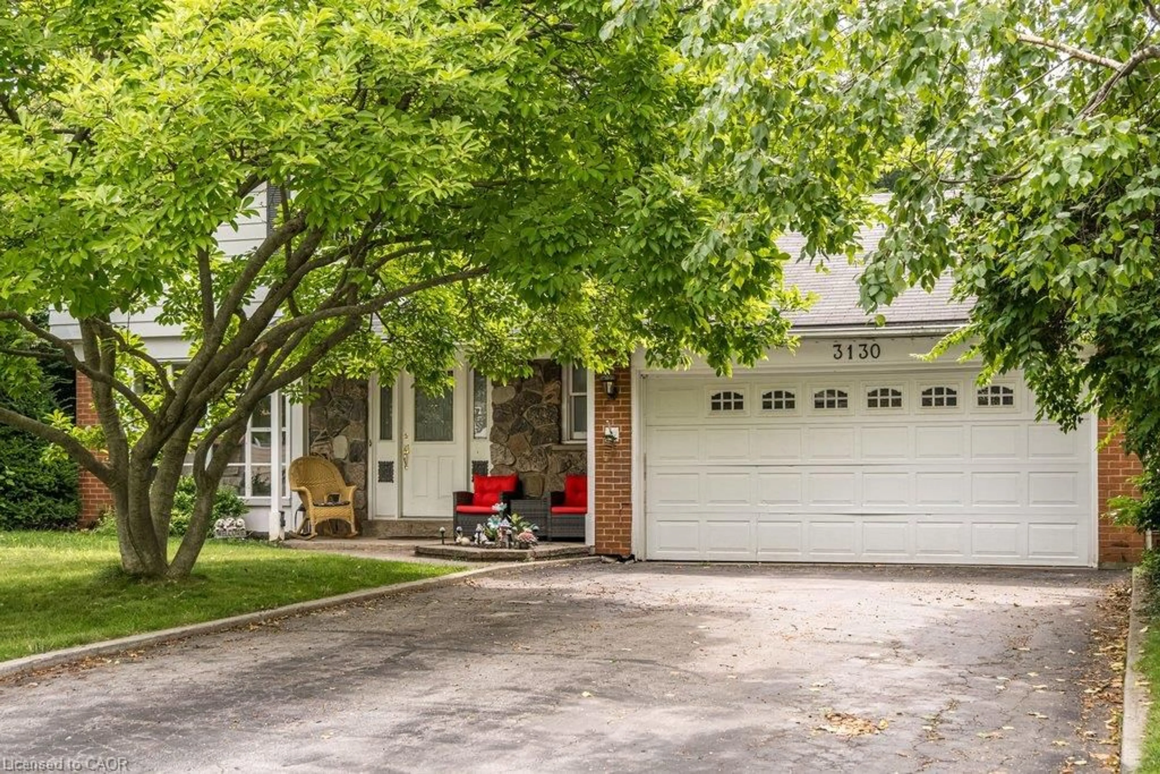 Indoor garage for 3130 Keswick Crt, Burlington Ontario L7N 2J8
